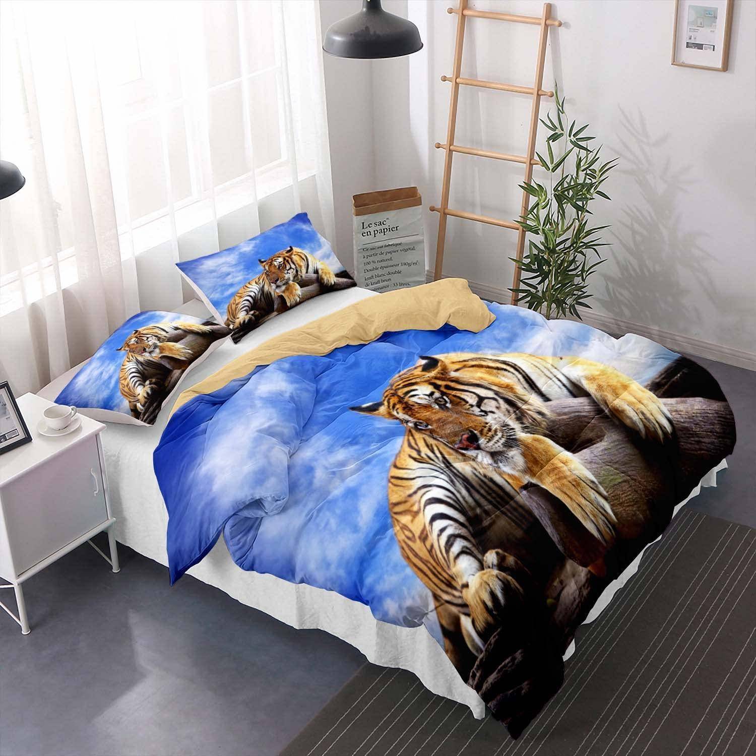 Bett mit Tiger-Druck-Bettdecke und Kissen in einem hellen modernen Schlafzimmer, mit einer Lampe, einer Pflanze, einem Leiternregal und weißen Vorhängen.