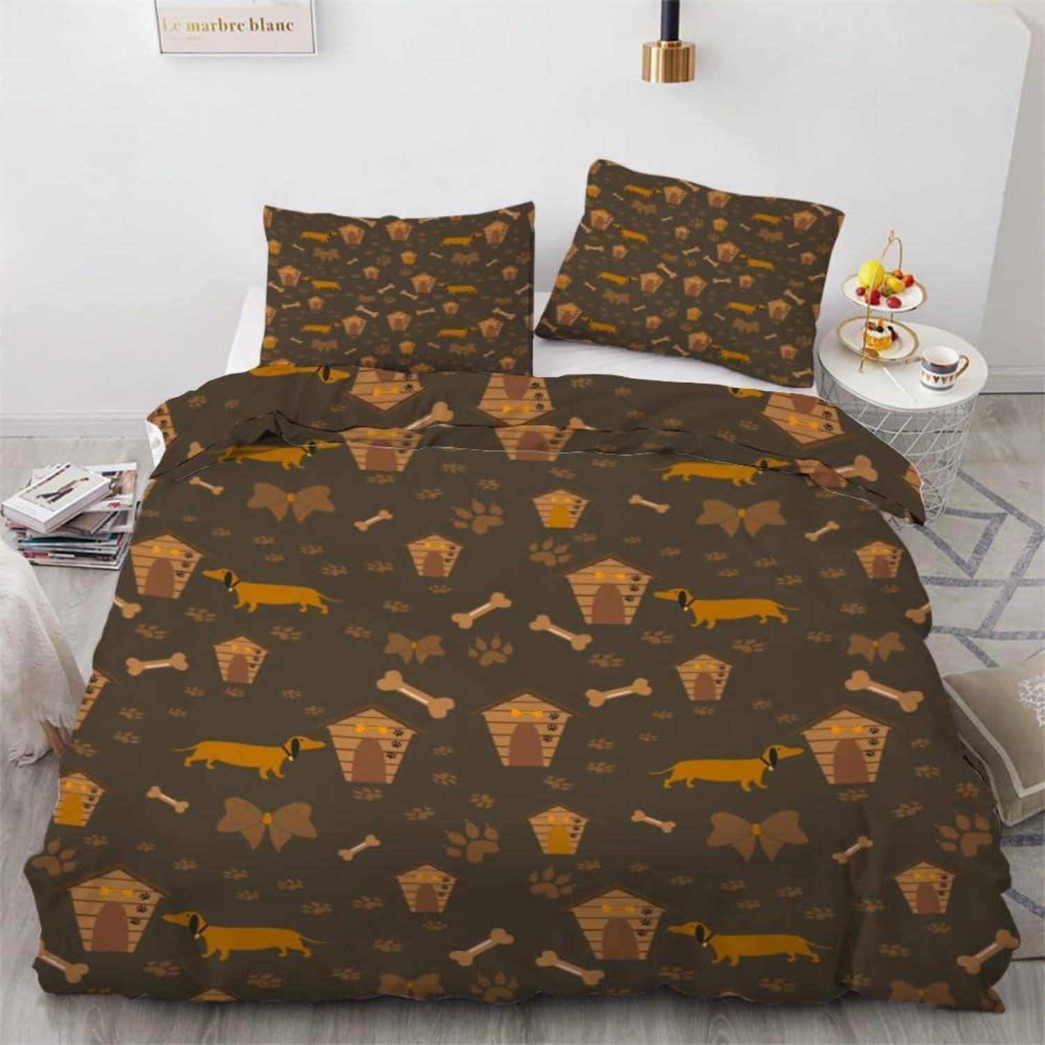 Bett mit dunkelbrauner Hundethema-Bettwäsche und passenden Kissenbezügen, gemustert mit Pfotenabrdrücken, Knochen, Schleifen und Hundehütten.