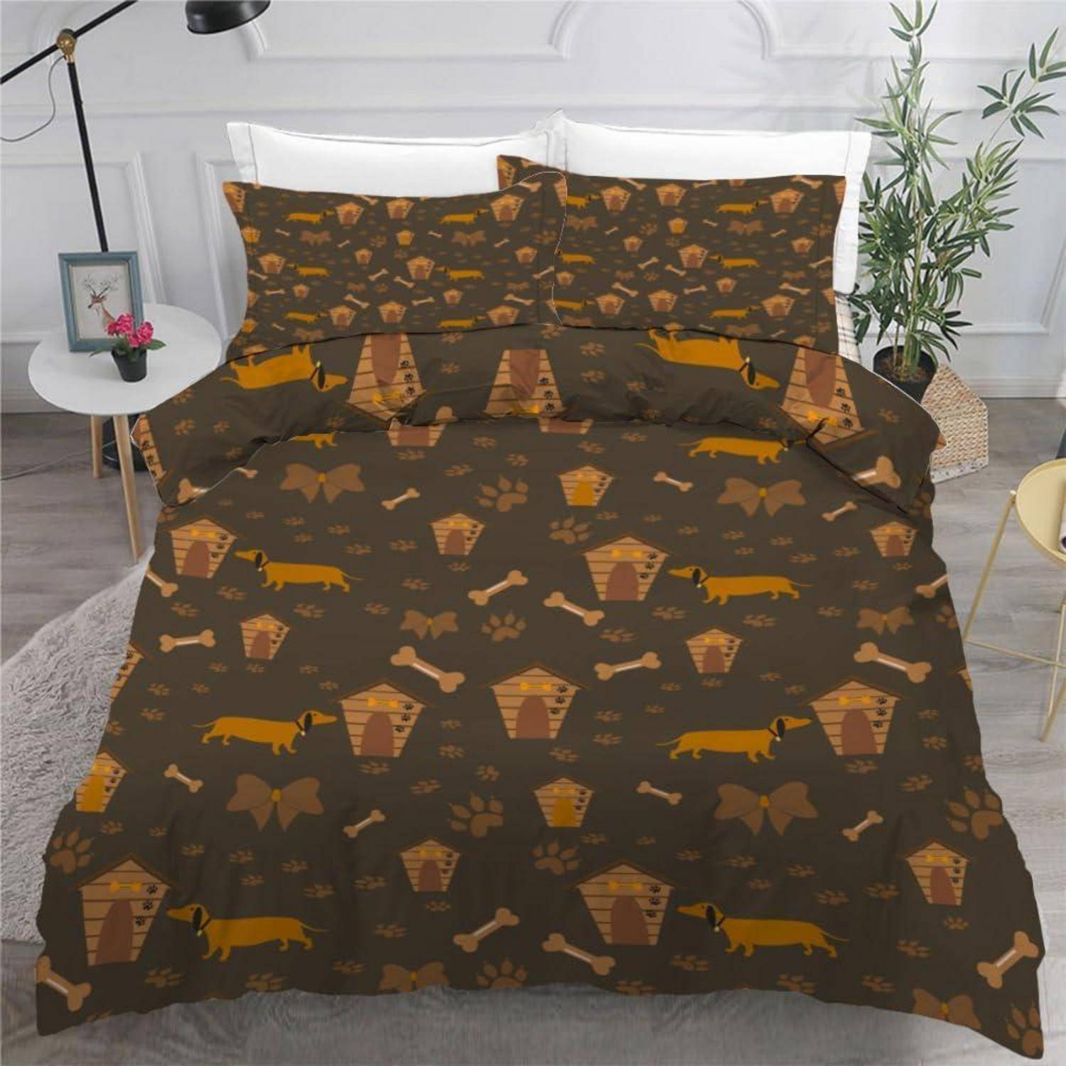 Ein Bett mit dunkelbrauner Hundethemen-Bettwäsche mit Hunden, Knochen, Pfotenabrücken und Hundehütten in Orange und Tan.