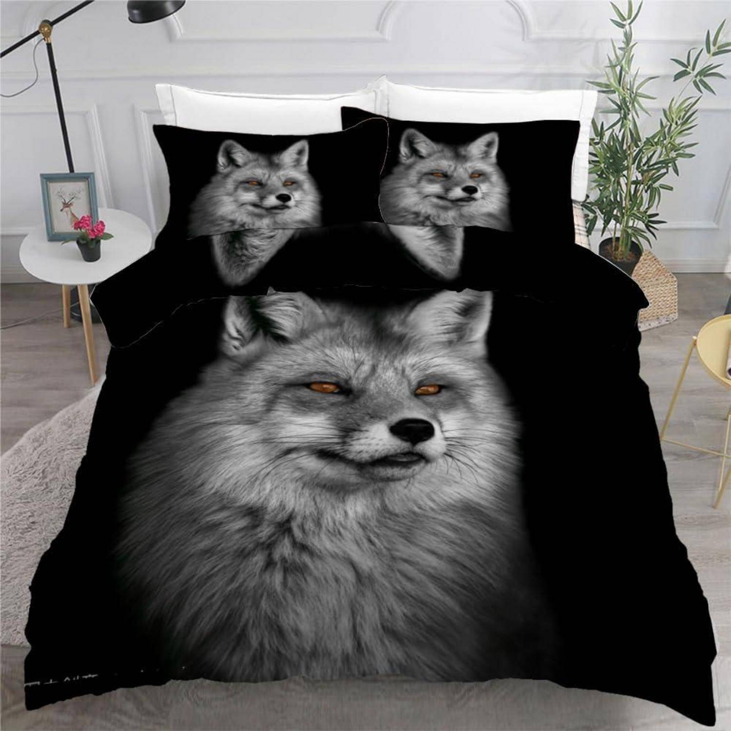 Schwarzes Bettwäscheset mit einem großen Fuchskopf auf der Bettdecke und zwei kleineren Fuchsköpfen auf den Kissen in einem modernen Schlafzimmer.