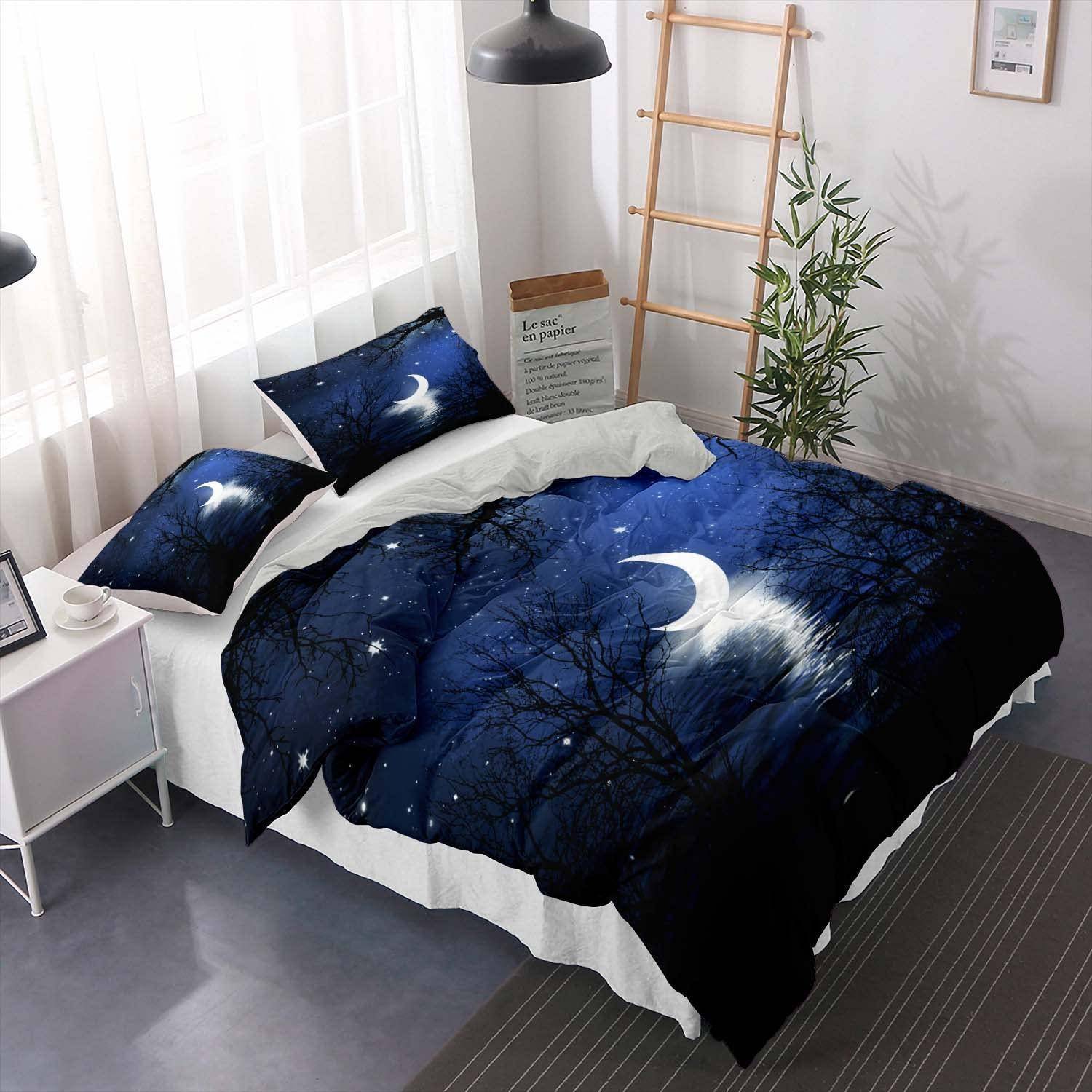 Schlafzimmer mit einem gemachten Bett, das in dunkelblauer Mond-und-Bäume-Bettwäsche eingekleidet ist, neben einem Nachttisch, einer Stehleuchte, einem Leiterregal und einer Topfpflanze.