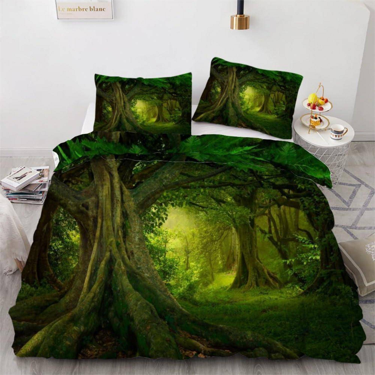 Bett mit waldthematischer Bettwäscheset, das ein großes grünes Waldbaum-Print auf der Bettdecke und passenden Kissenbezügen zeigt.