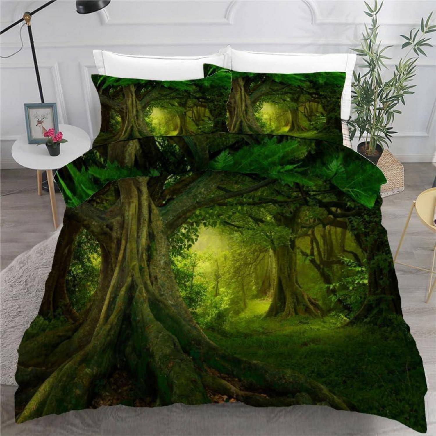 Bett mit Baldachinstoff, das eine üppige grüne Waldszene mit großen Bäumen und Sonnenlicht zeigt.