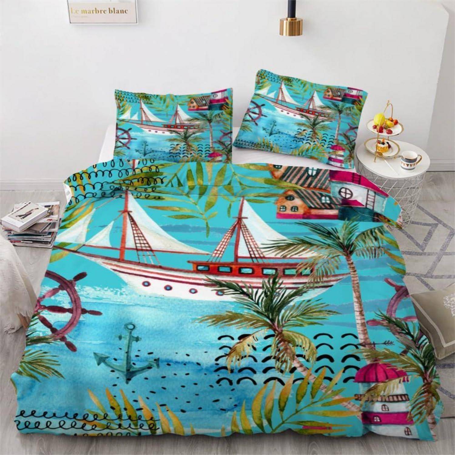 Tropisches Segelboot-Bettwäsche-Set mit türkisblauem Ozean und Palmenprint, bestehend aus einem Bettbezug und passenden Kissenbezügen auf einem weißen Bett.