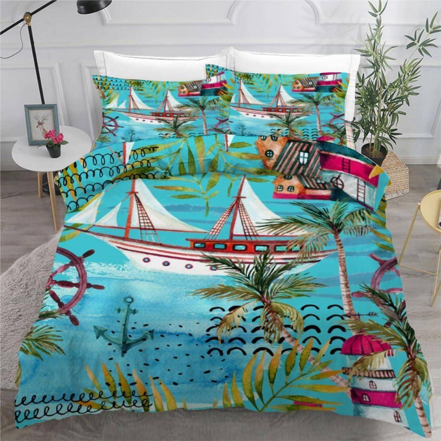 Farbenfrohe tropische Bettwäsche auf einem Bett mit Segelbooten, Palmen und Strandvillen in leuchtendem Blau, Rosa und Grün.
