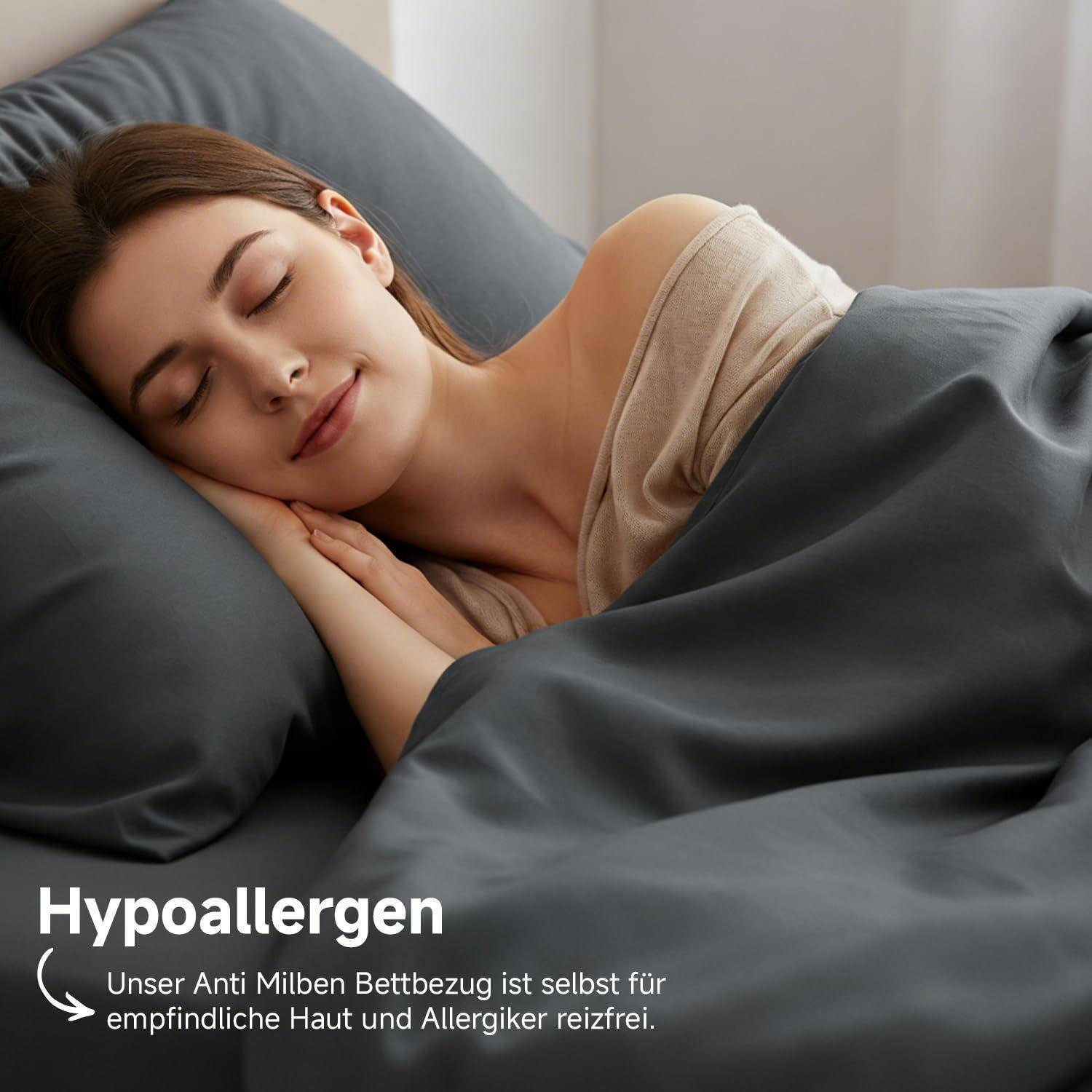 Schlafende Frau im Bett mit Text „Hypoallergen" und deutscher Aussage, dass der Anti-Milben-Bettbezug sanft zur empfindlichen Haut und für Allergiker geeignet ist.