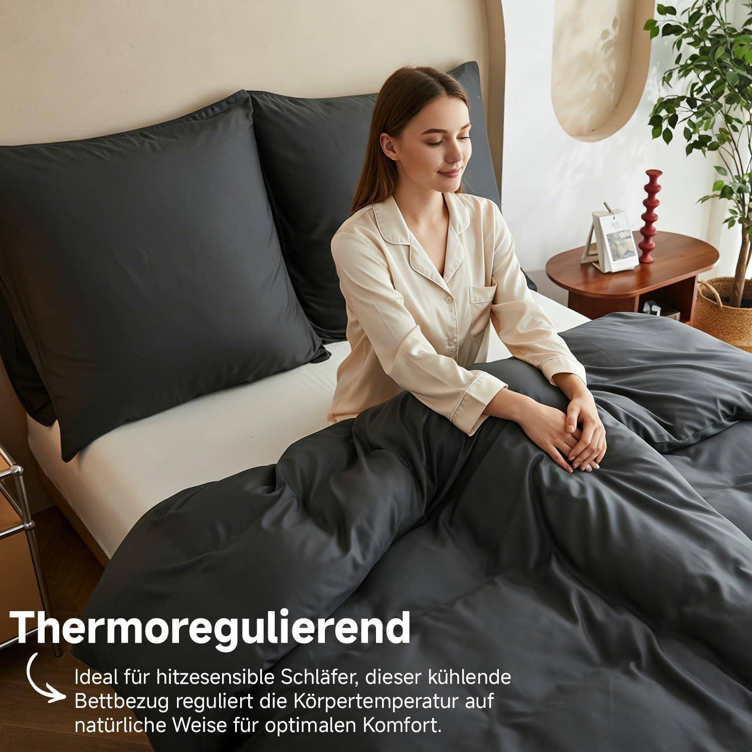 Frau im Schlafanzug sitzt auf einem Bett mit einer kühlenden Bettdecke, was temperaturregulierende Bettwäsche für wärmeempfindliche Schläfer veranschaulicht.