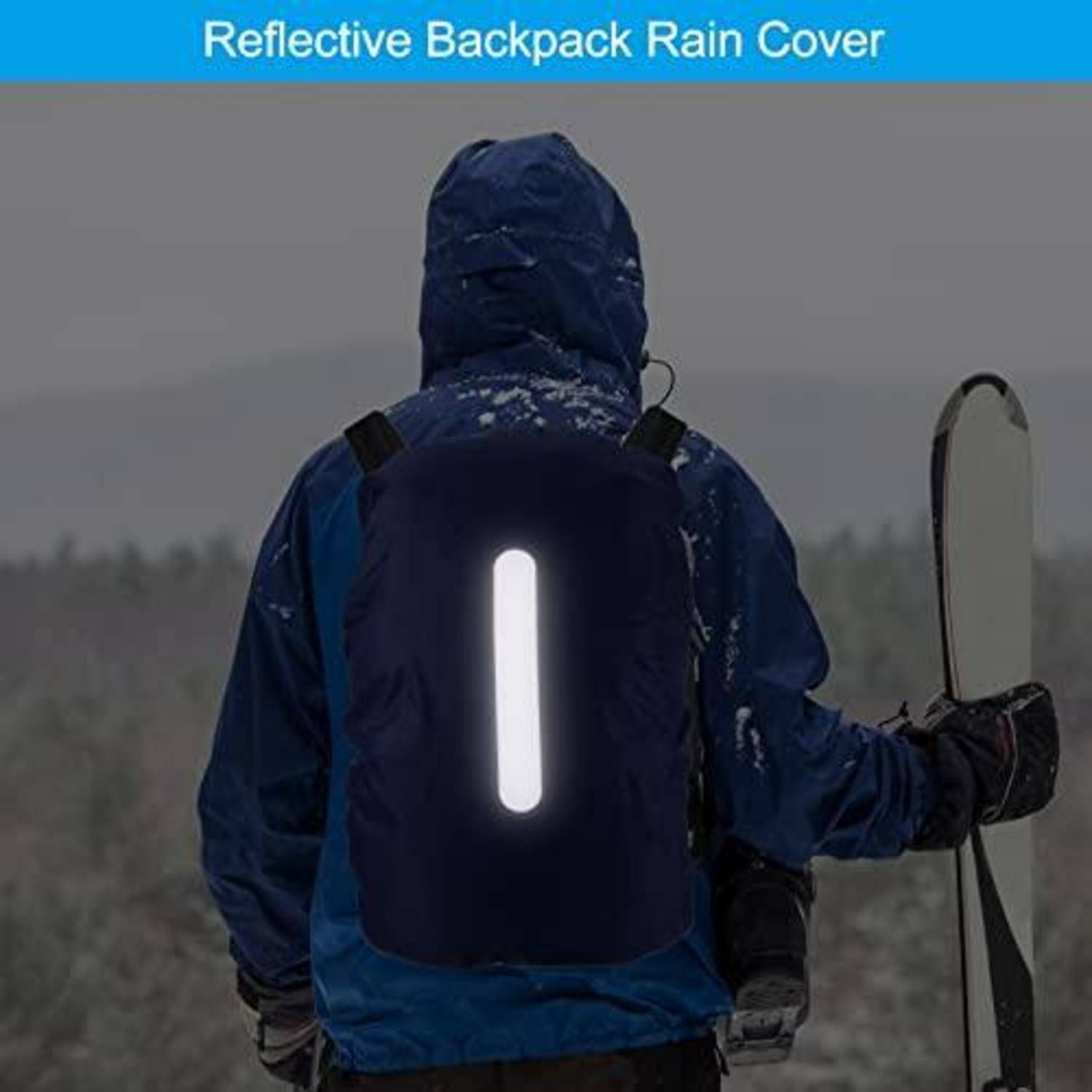 Person in einem blauen Mantel, der eine reflektierende Rucksack-Regenabdeckung mit einem hellen vertikalen Sicherheitsstreifen trägt, hält ein Snowboard in schneebedeckten Bedingungen.