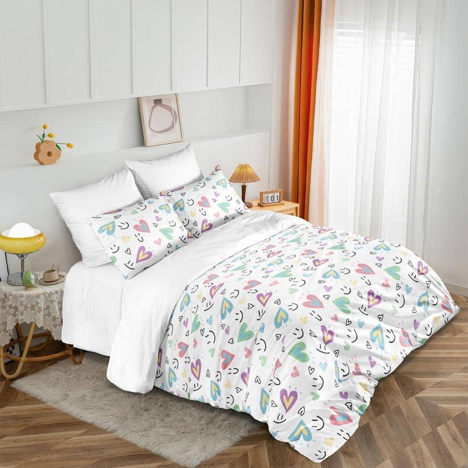 Helles Schlafzimmer mit einem weißen Bett, das mit farbenfroher herzgemusterter Bettwäsche bezogen ist, flankiert von Nachttischen und weichem Naturlicht aus einem Fenster.