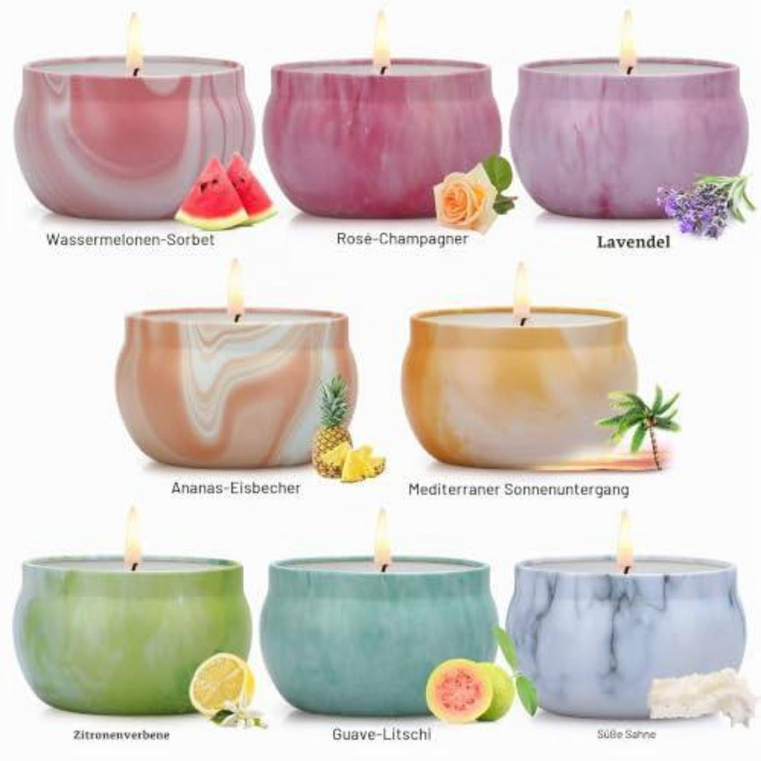 Sieben duftende Kerzen in dekorativen Gläsern, jede in einer anderen Farbe und auf Deutsch beschriftet: Wassermelonen-Sorbet, Rose-Champagner, Lavendel, Ananas-Eisbecher, Mediterraner Sonnenuntergang, Zitronenverbene, Guave-Litschi und Süße Sahne.