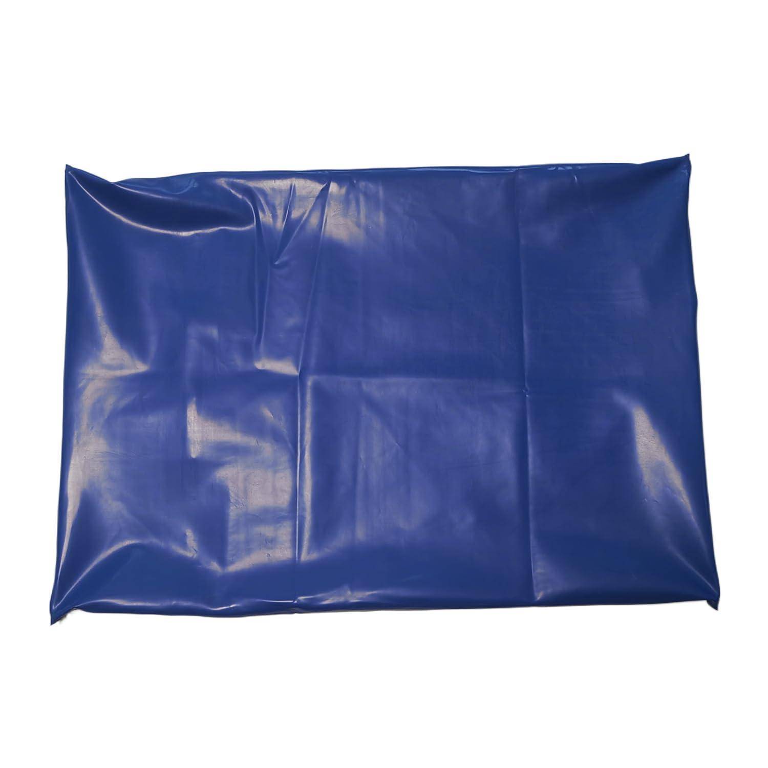 Blaues rechteckiges Vinyl-Kissen oder gepolsterte Tasche auf weißem Hintergrund.