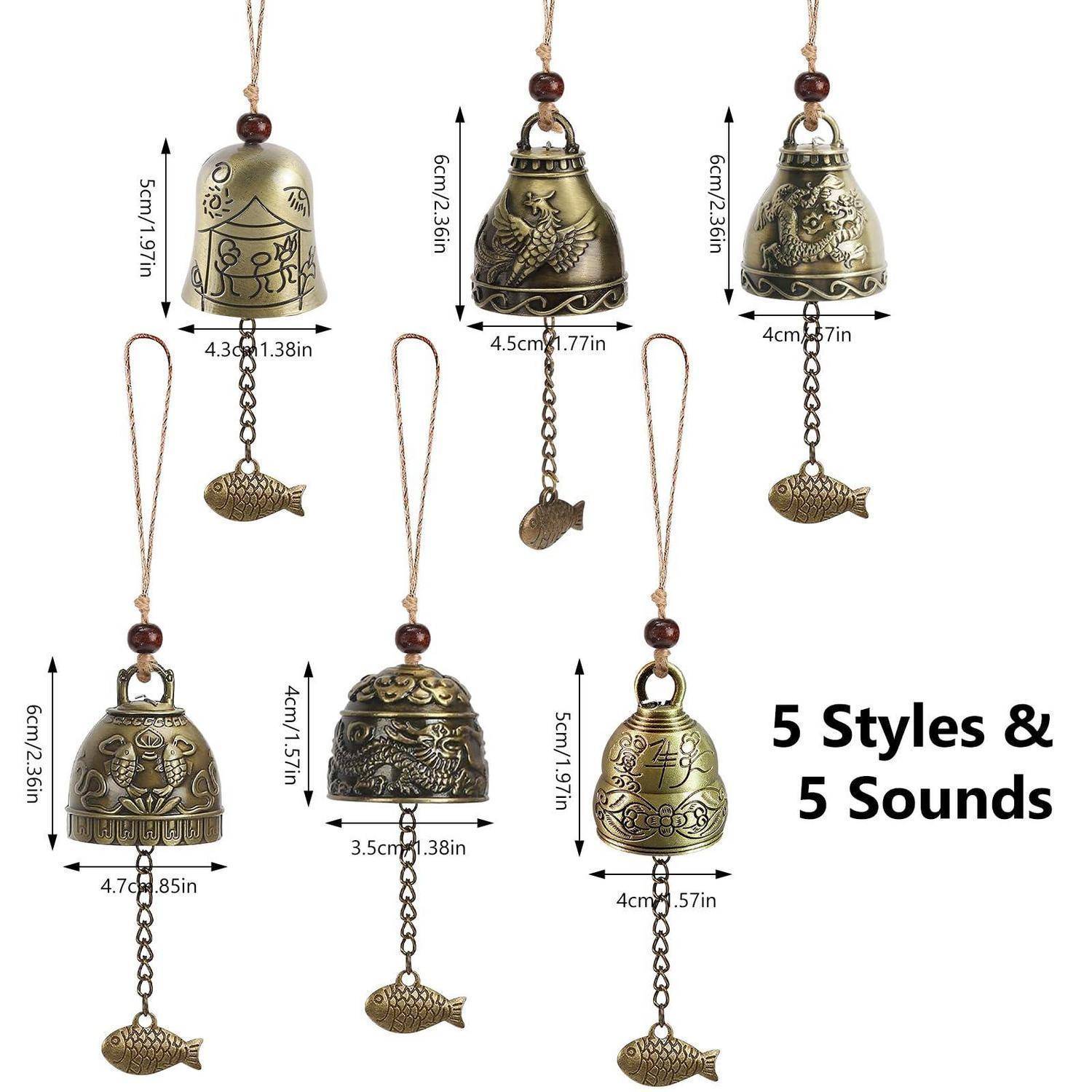 Das Bild zeigt fünf verschiedene hängende Glockenpendants im Bronzestil mit Fischklopfern, jedes mit Abmessungen gekennzeichnet und zusammen mit dem Text „5 Styles & 5 Sounds