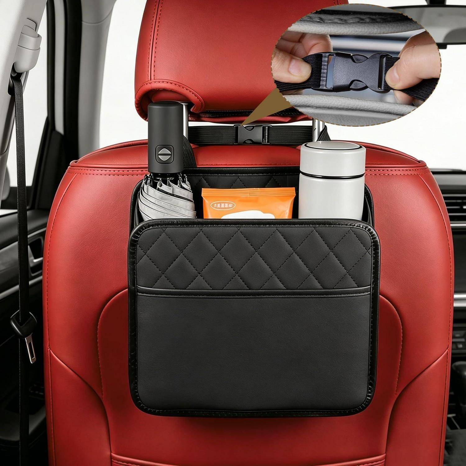 Autositztasche mit Organizer, befestigt an einer roten Kopfstütze, mit einer Flasche, einem Regenschirm und kleinen Gegenständen, mit einer Detailansicht des Schnallenverschlusses.