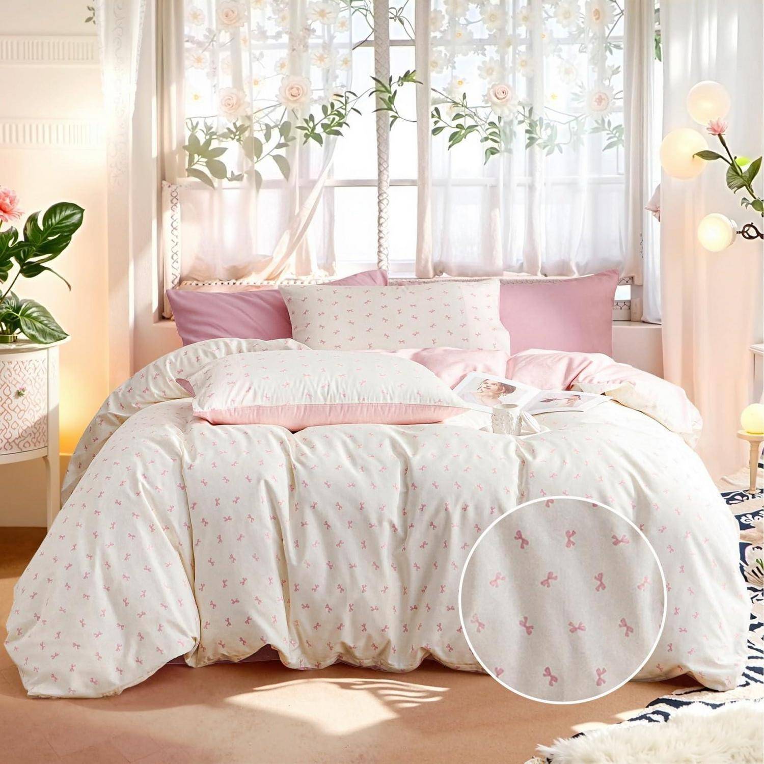 Gemütliches Schlafzimmer in Pastelltönen mit weißer Tagesdecke und rosa Kissen, mit einer kreisförmigen Einblendung, die das kleine rosa Schleifenmuster auf dem Stoff hervorhebt.