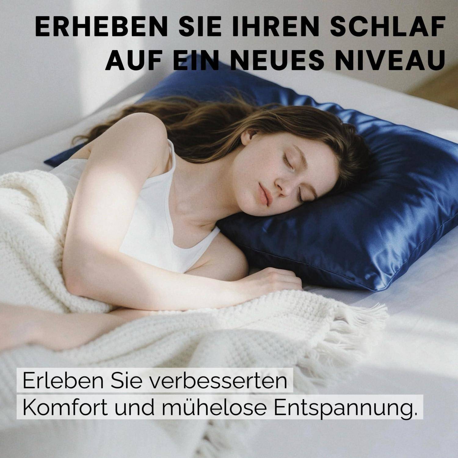 Schlafende Frau auf einem Bett mit blauem Kissen und Decke; deutscher Anzeigentext lautet „ERHEBEN SIE IHREN SCHLAF AUF EIN NEUES NIVEAU" und „Erleben Sie verbesserten Komfort und mühelose Entspannung."