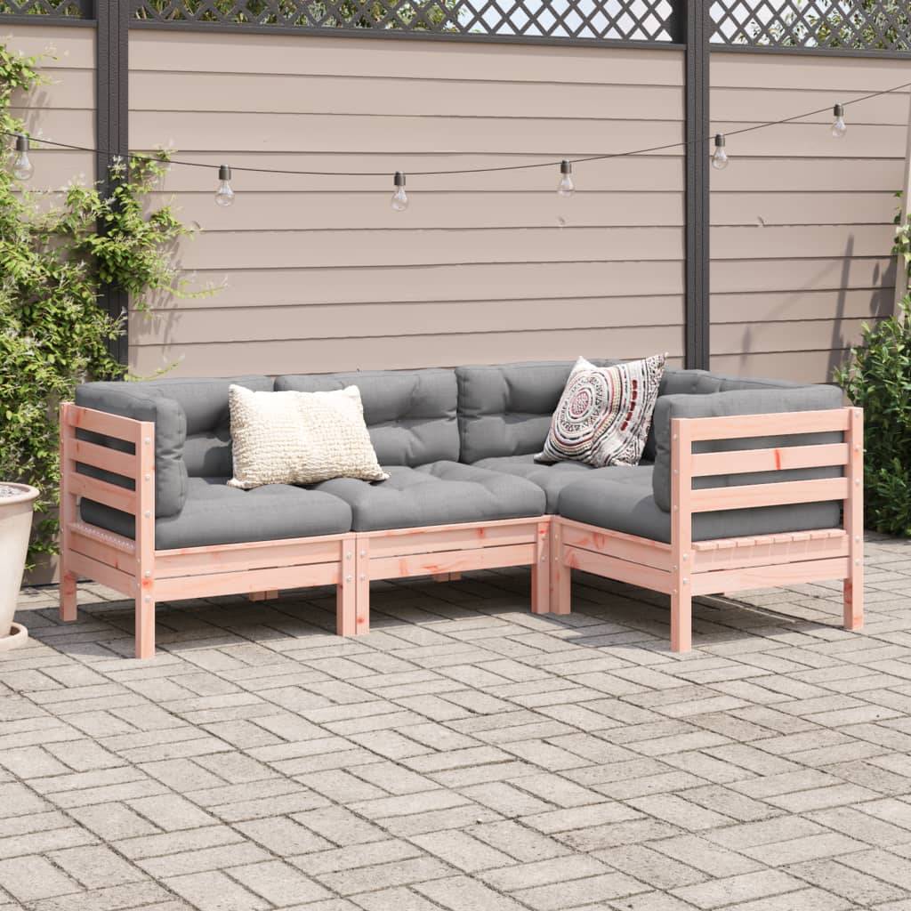 Outdoor-Patio-Ecksofa mit grauen Kissen und Dekokissen vor einem beigen Zaun, mit Lichterketten über Kopf.