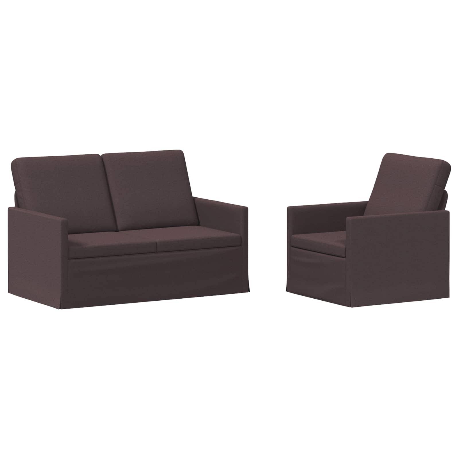 Braunes Polstersofa und passender Sessel auf weißem Hintergrund, die das zweiteilige Sitzmöbel-Set hervorheben.