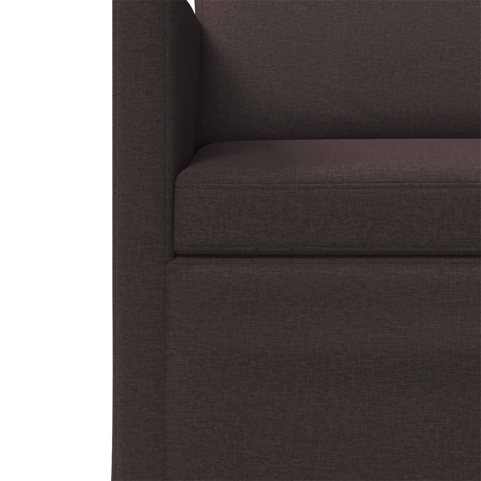 Nahaufnahme einer dunkelbraun gepolsterten Sofaecke mit sichtbarem Sitz und Armlehne vor weißem Hintergrund.