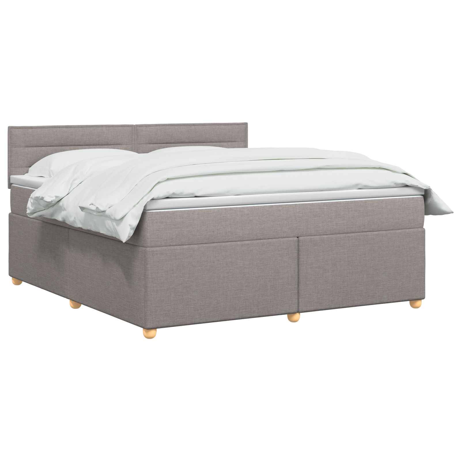 Grau gepolstertes Bett mit weißer Bettwäsche und niedrigen Holzbeinen auf weißem Hintergrund.