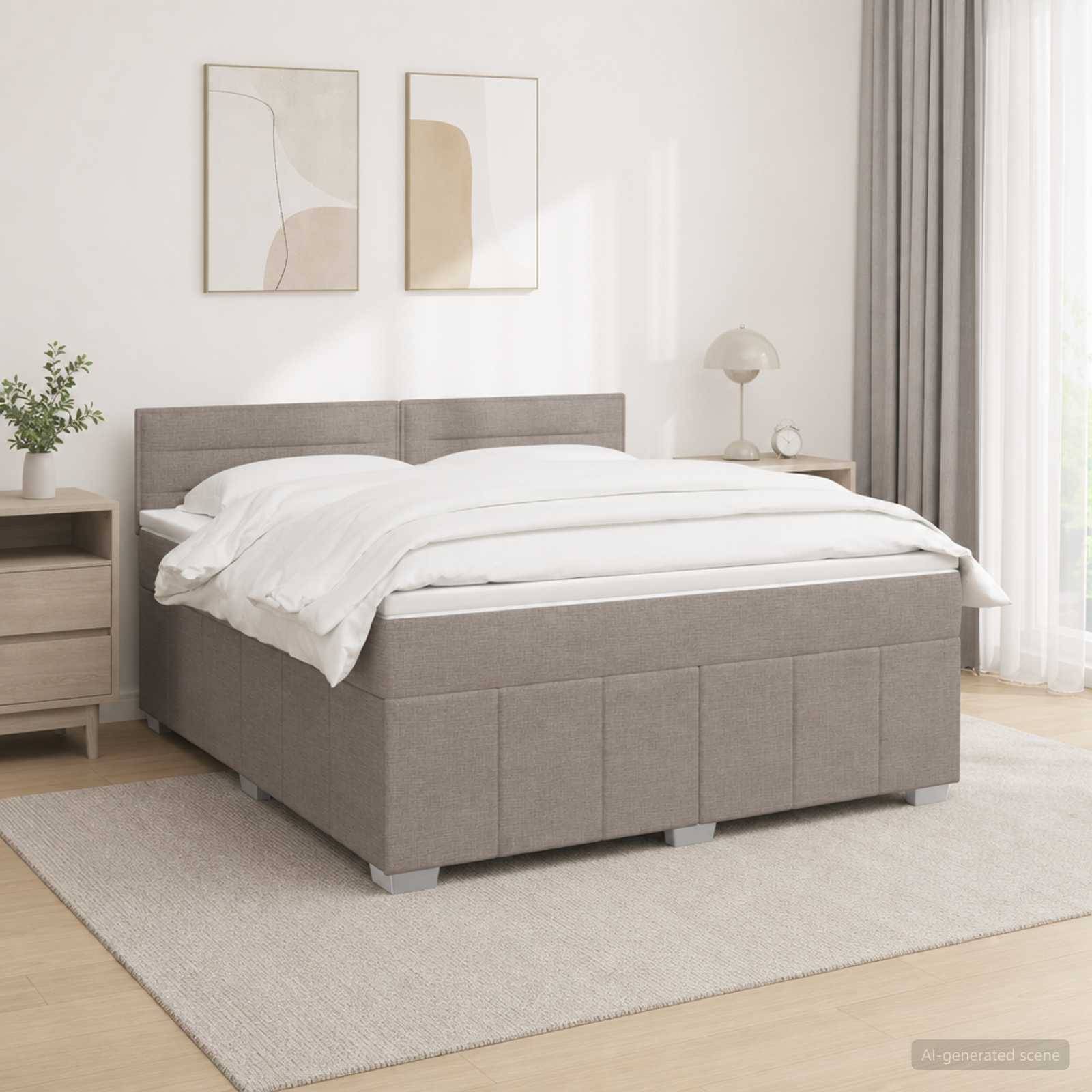 Ein ordentlich gemachtes, grau gepolstertes Bett mit weißer Bettwäsche in einem hellen, minimalistischen Schlafzimmer, mit passendem Nachttisch, Lampe, Wandkunst und Teppich.