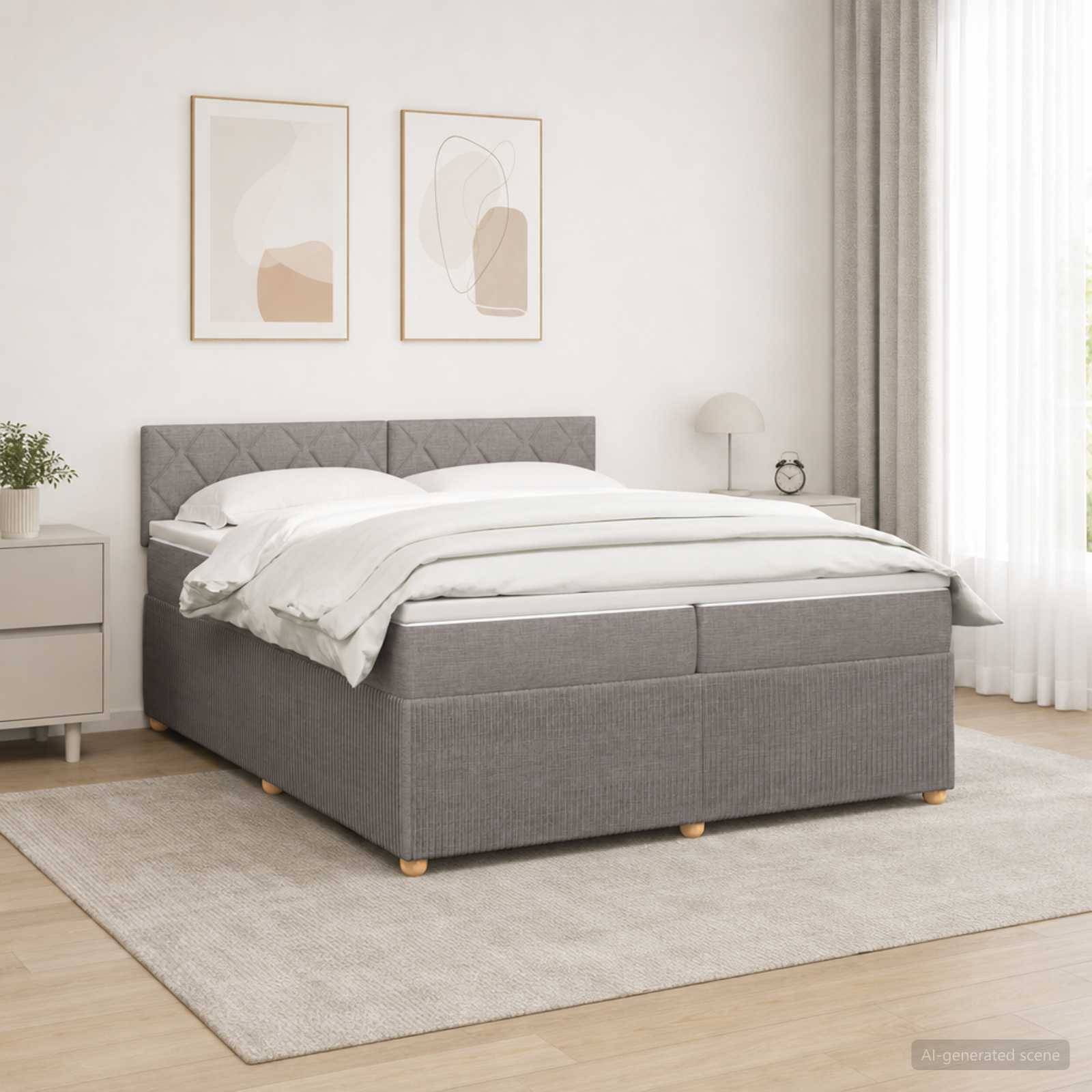 Modernes grau gepolstertes Bett mit weißer Bettwäsche in einem hellen, minimalistischen Schlafzimmer, gezeigt mit einem Nachttisch, einer Lampe, einem Teppich und Wandkunst.