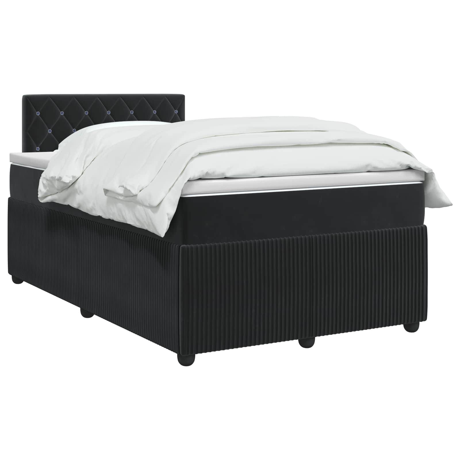 Schwarzes gepolstertes Bett mit gestepptem Kopfteil und weißer Bettwäsche auf einfachem weißem Hintergrund.