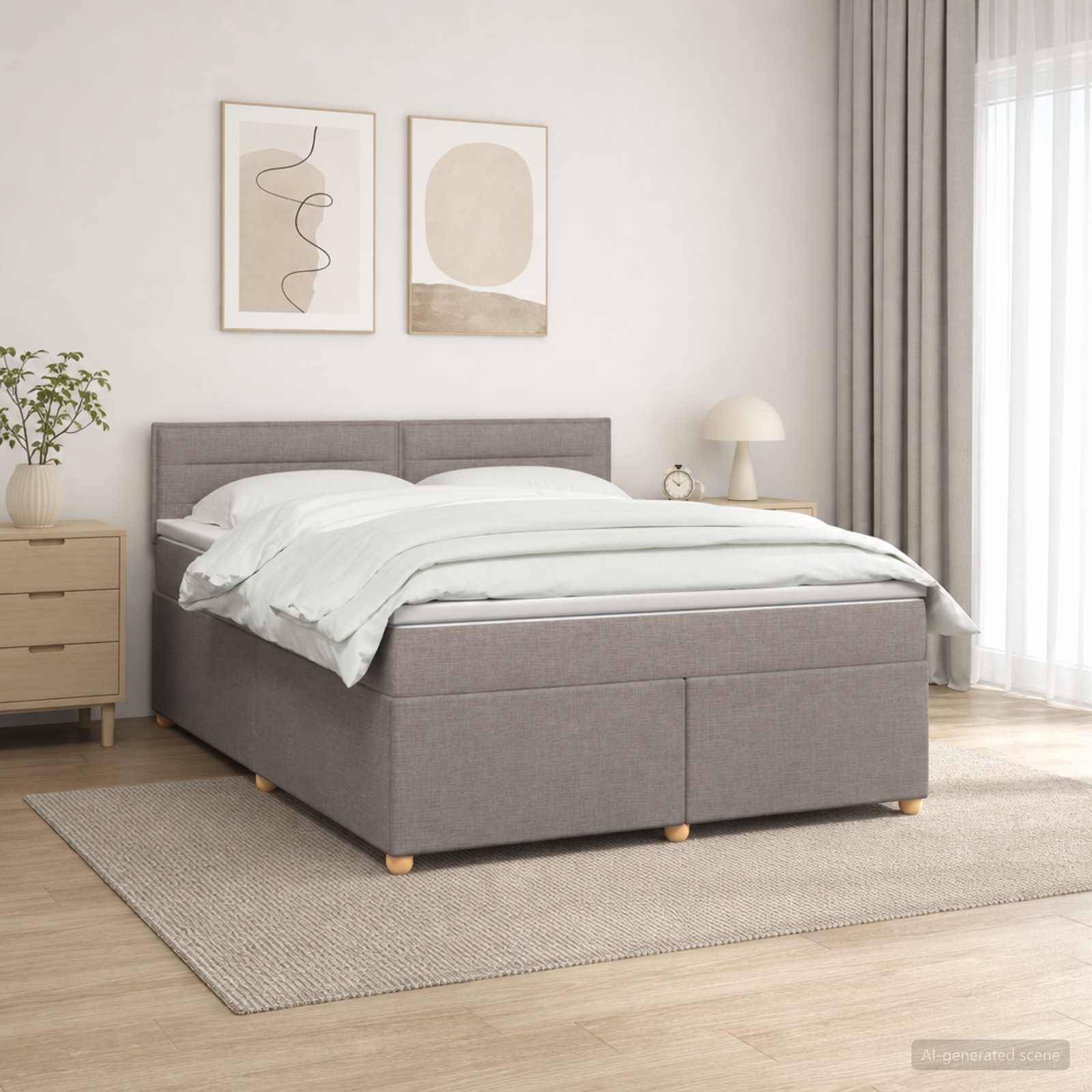 Grau gepolstertes Bett mit weißer Bettwäsche in einem hellen minimalistischen Schlafzimmer mit Nachttisch, Lampe, Teppich und Wandkunst.
