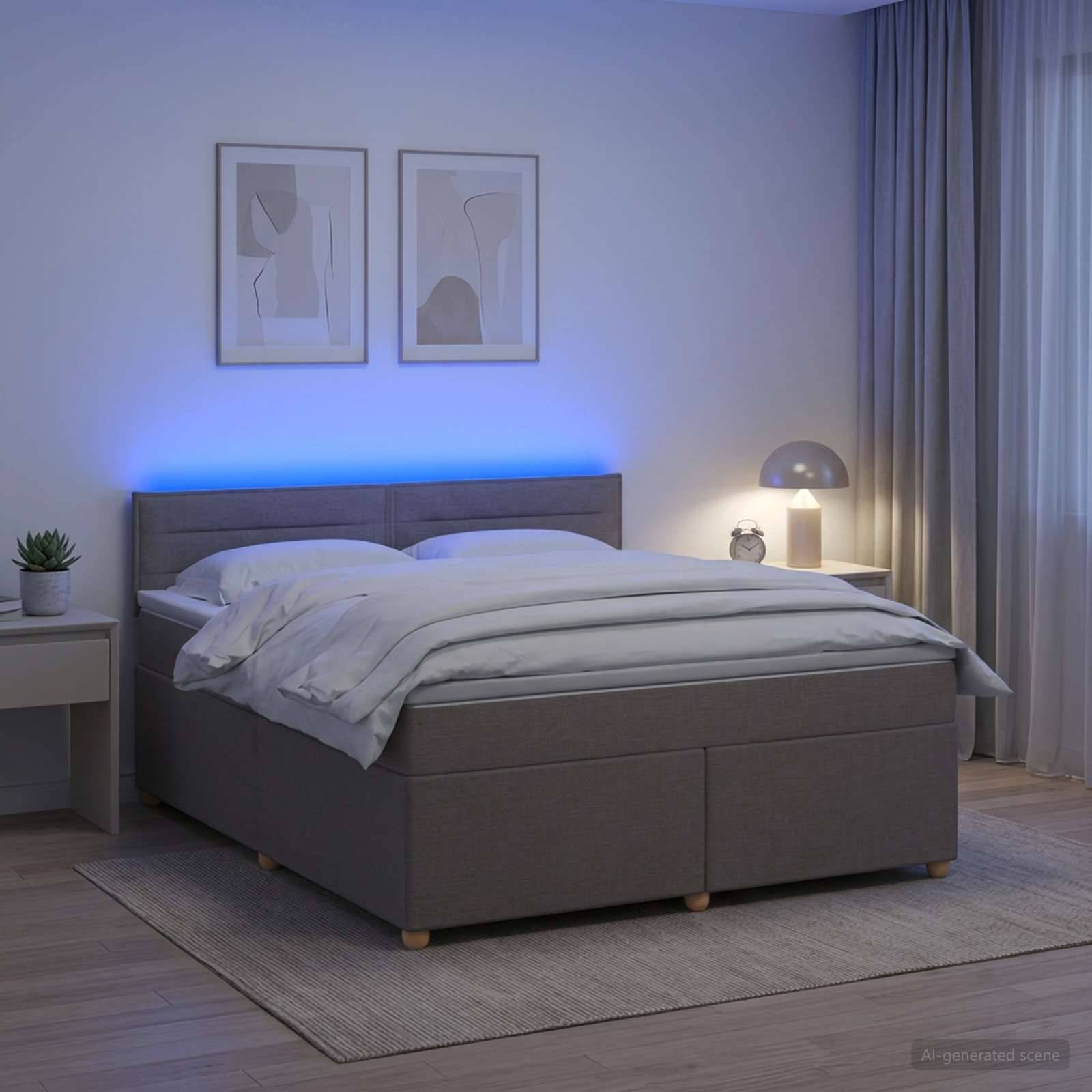 Modernes Schlafzimmer mit einem unmachten grauen Bett, blauem LED-Kopfleuchten-Schimmer, Nachttischen, gerahmten Wandkunstwerken, Lampe und bodenlangen Vorhängen.