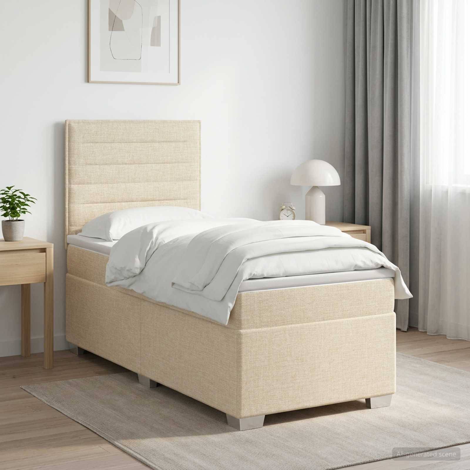 Beiges gepolstertes Einzelbett mit Kopfteil, weiße Bettwäsche, Nachttische, Lampe und Fenster in einem hellen, minimalistischen Schlafzimmer.