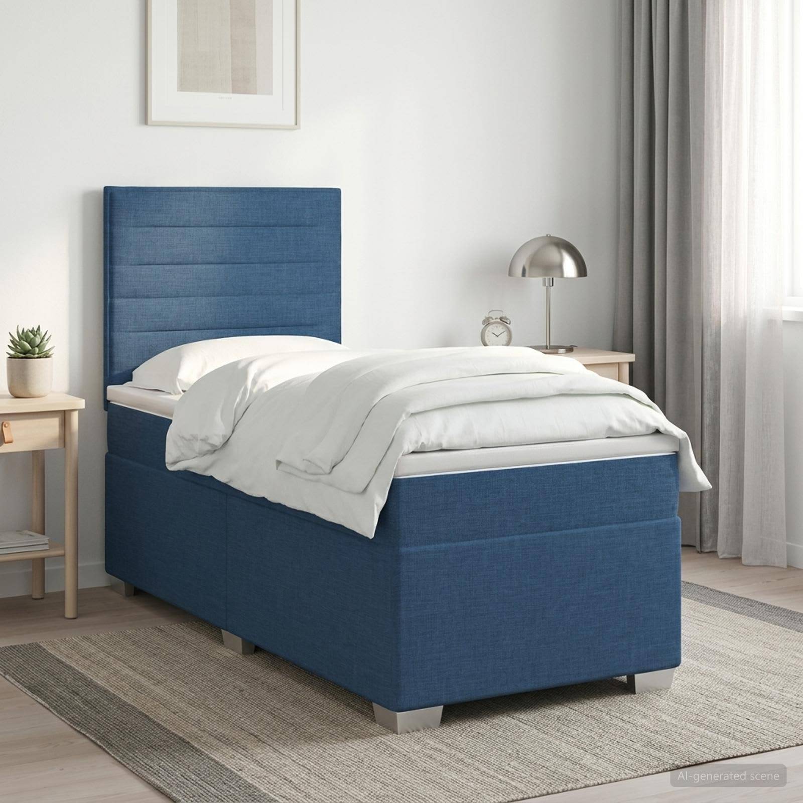 Blau gepolstertes Einzelbett mit weißer Bettwäsche in einem hellen minimalistischen Schlafzimmer, flankiert von kleinen Nachttischen und Vorhängen.