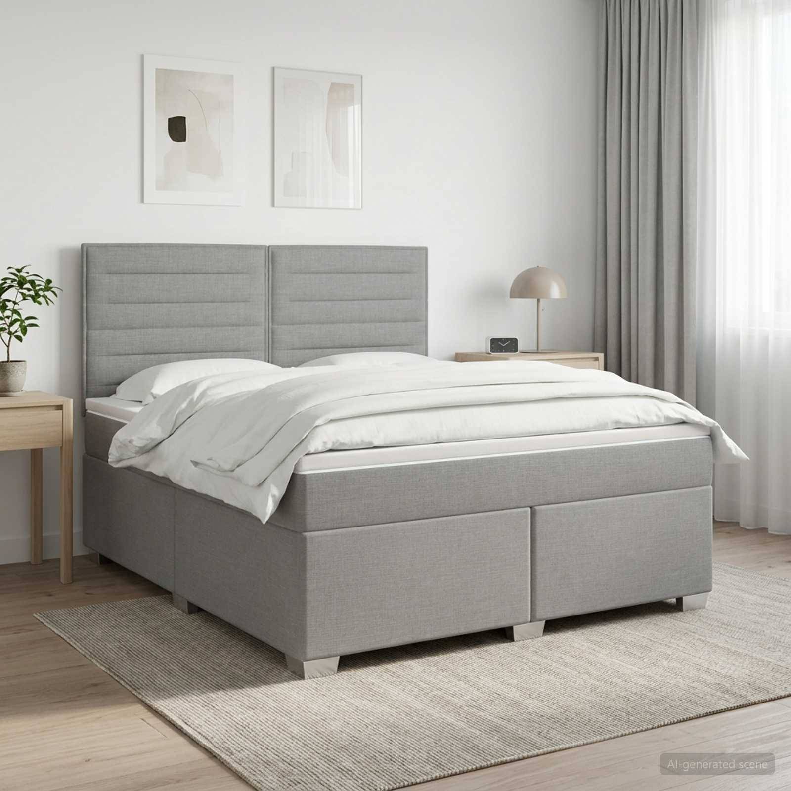 Ein modernes grau gepolstertes Bett mit weißer Bettwäsche in einem minimalistischen Schlafzimmer, flankiert von passenden Nachttischen, Lampe, Pflanze und transparenten Vorhängen.