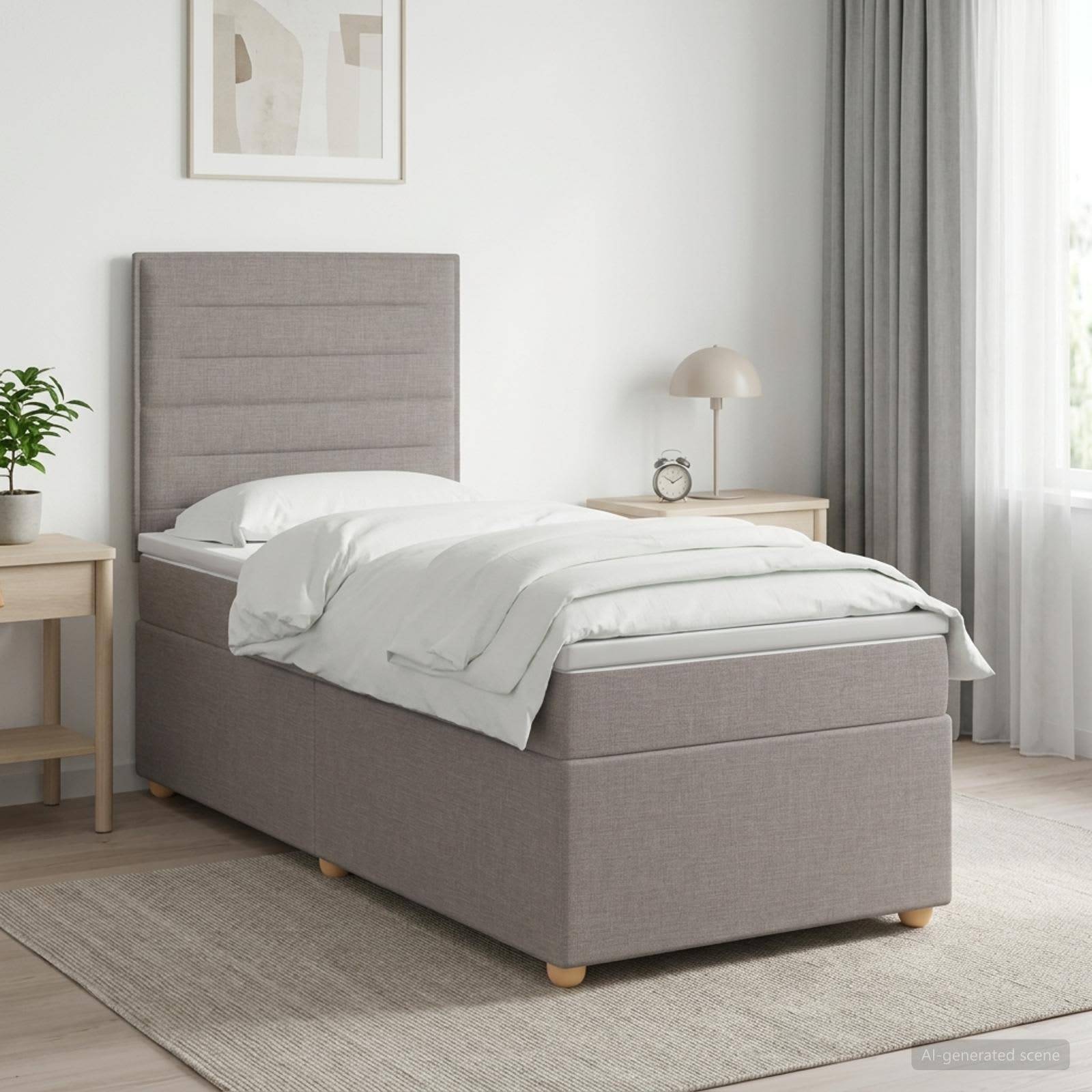 Modernes Einzelbett mit gepolstertem grauem Kopfteil und Gestell in einem hellen Schlafzimmer, bezogen mit weißer Bettwäsche neben Nachttischen und Vorhängen.