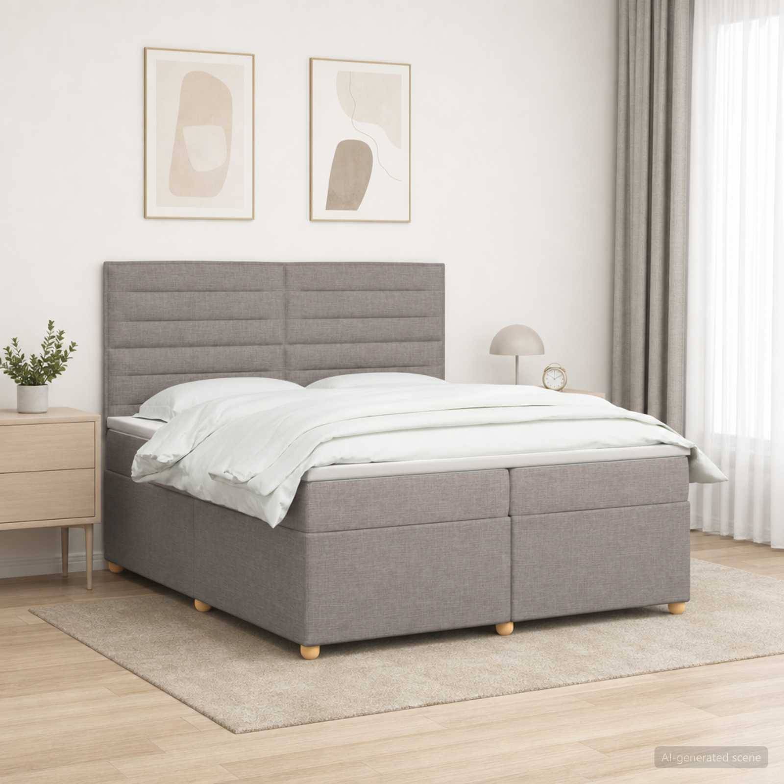 Modernes grau gepolstertes Bett mit passendem Kopfteil und Speichersockel in einem hellen minimalistischen Schlafzimmer mit weißer Bettwäsche und Nachttischen.