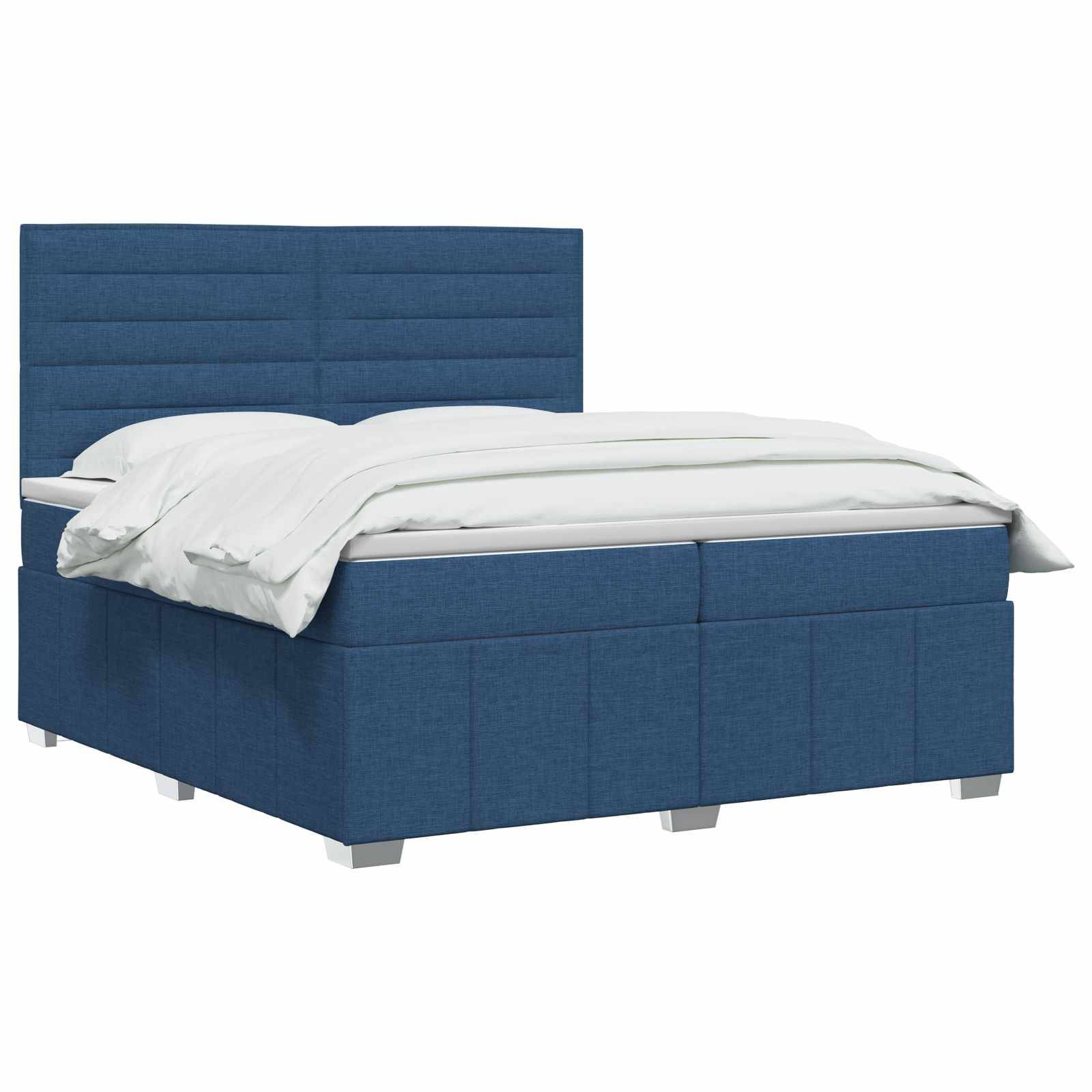 Blaugepolstertes Bett mit hohem gepolstertem Kopfteil und weißer Bettwäsche auf weißem Hintergrund.