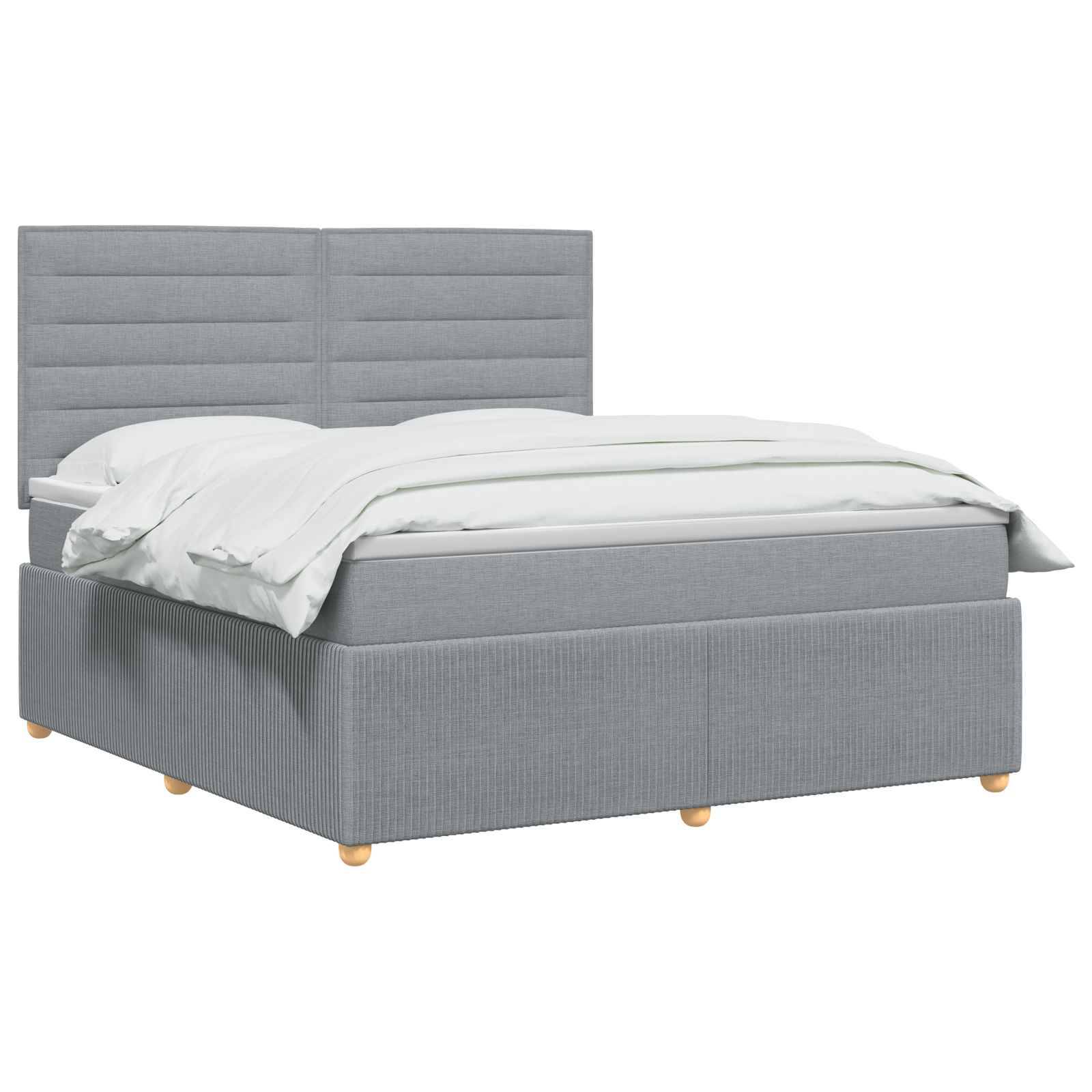 Grau gepolstertes Bett mit gepolstertem Kopfteil und weißer Bettwäsche auf weißem Hintergrund.
