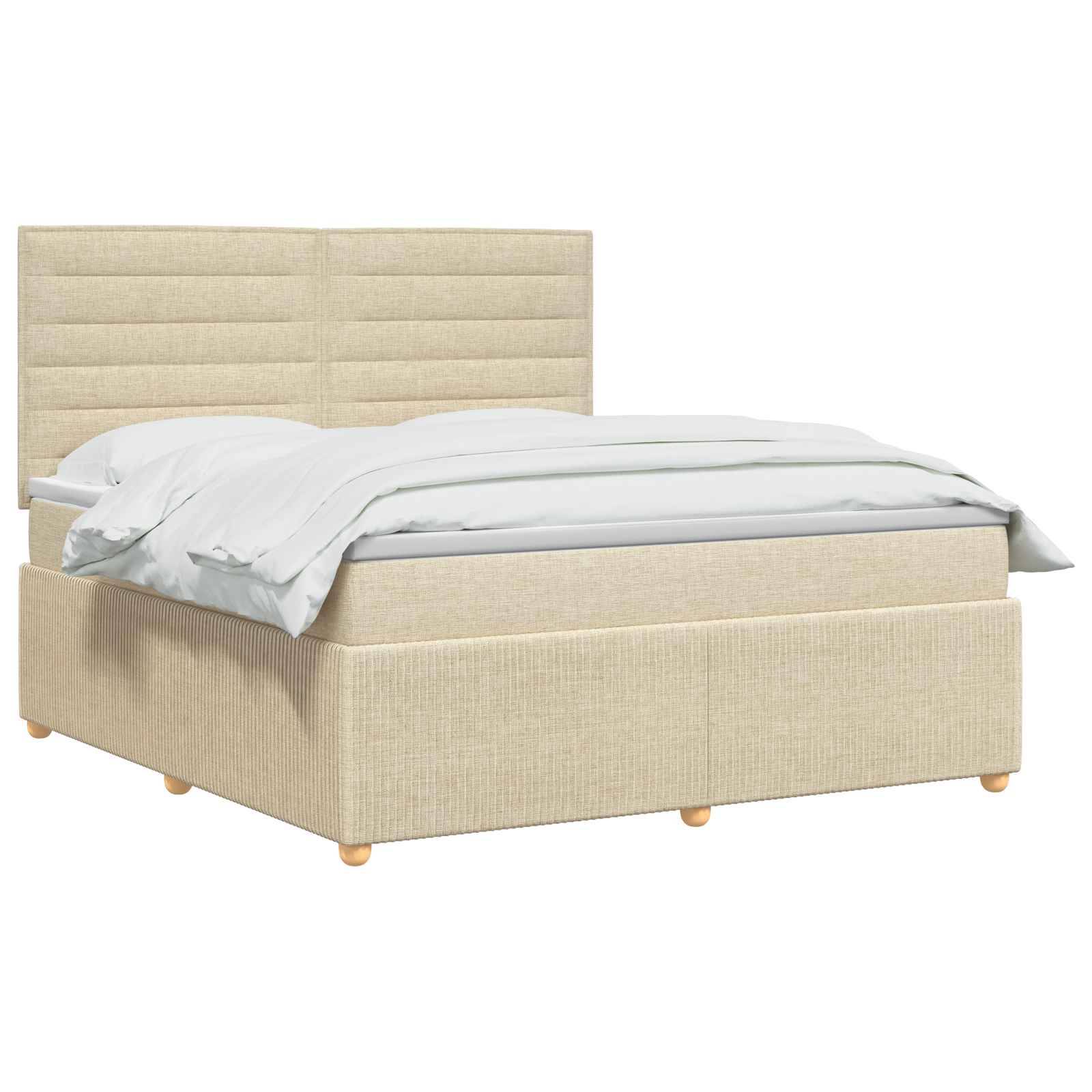 Beige gepolstertes Bett mit gepolstertem Kopfteil, Fußteil und weißer Bettwäsche auf einfachem weißem Hintergrund.