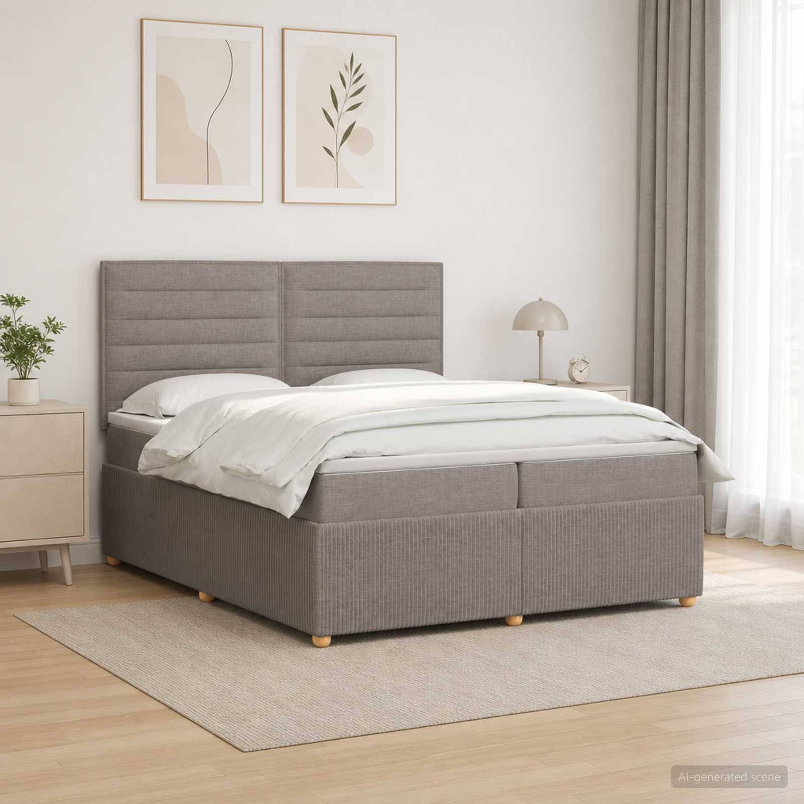 Minimalistisches Schlafzimmer mit grauem gepolstertem Bett, weißer Bettwäsche, Nachttischen, Lampe, Wandkunst in Rahmen und leichten Vorhängen.