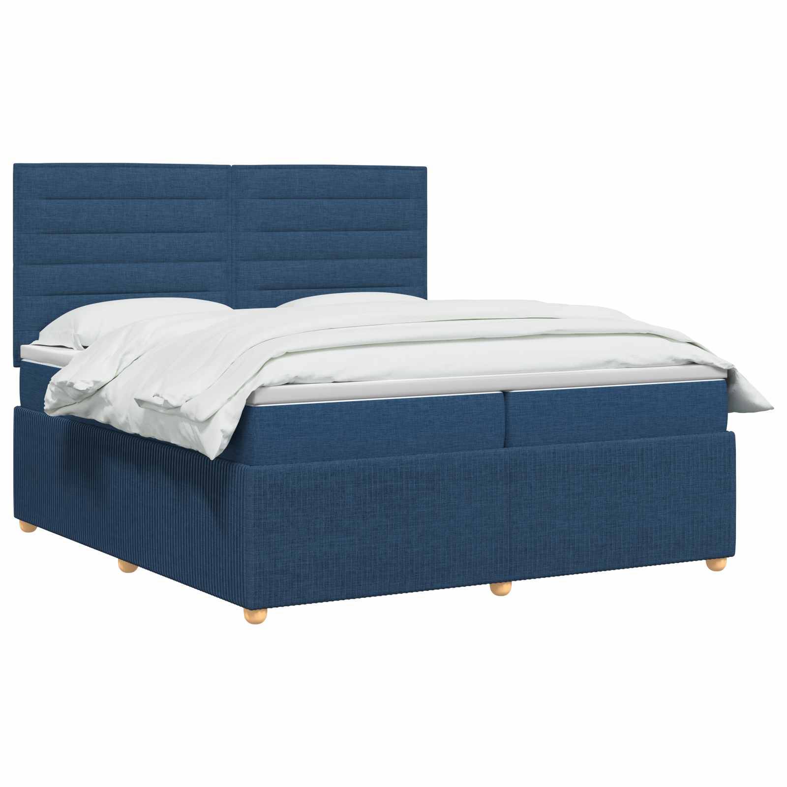 Blau gepolstertes Bett mit hohem gepolstertem Kopfteil und weißer Bettwäsche auf weißem Hintergrund.