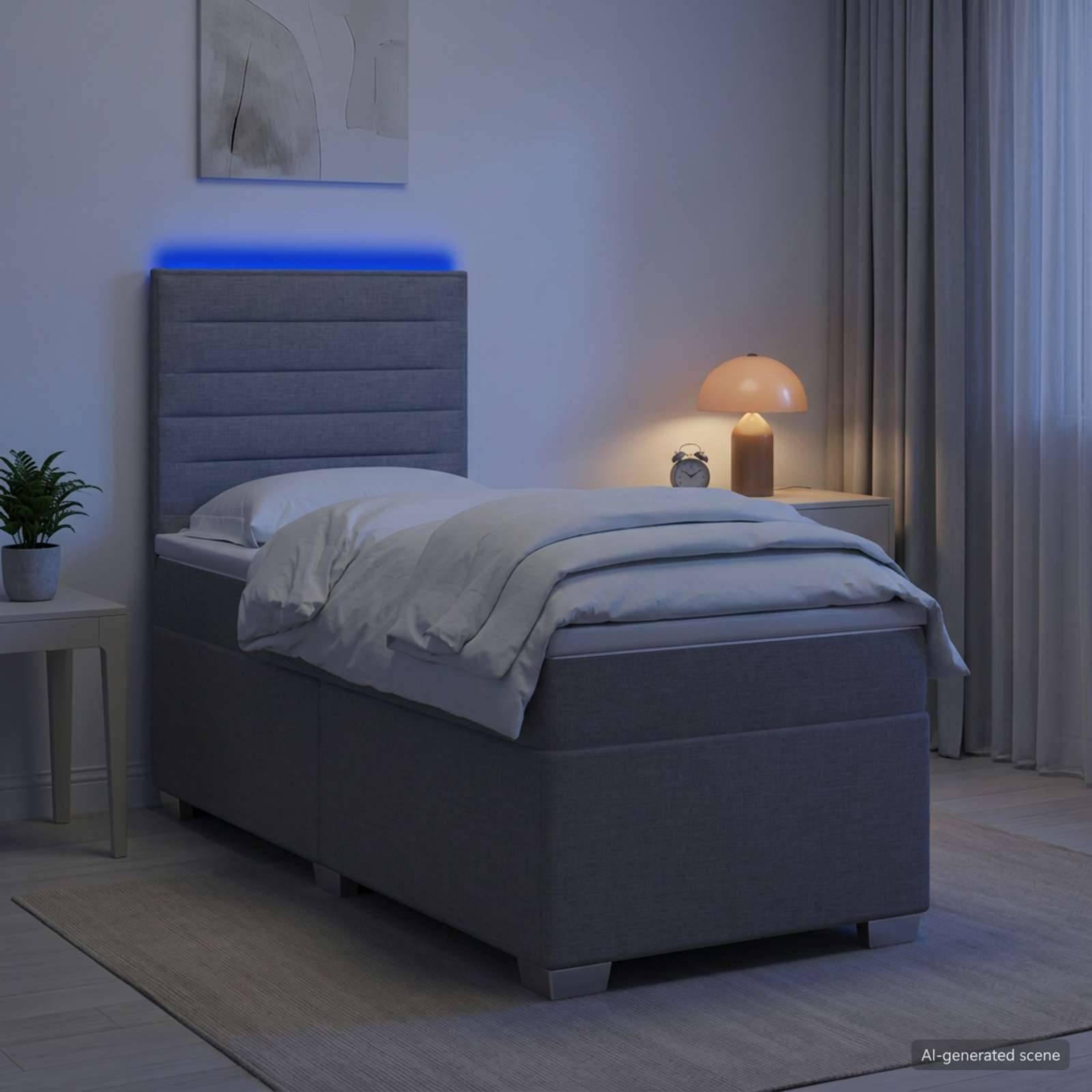 Modernes grau gepolstertes Einzelbett in einem sanft beleuchteten Schlafzimmer mit leuchtender blauer Kopfleuchte und Nachttischlampe.