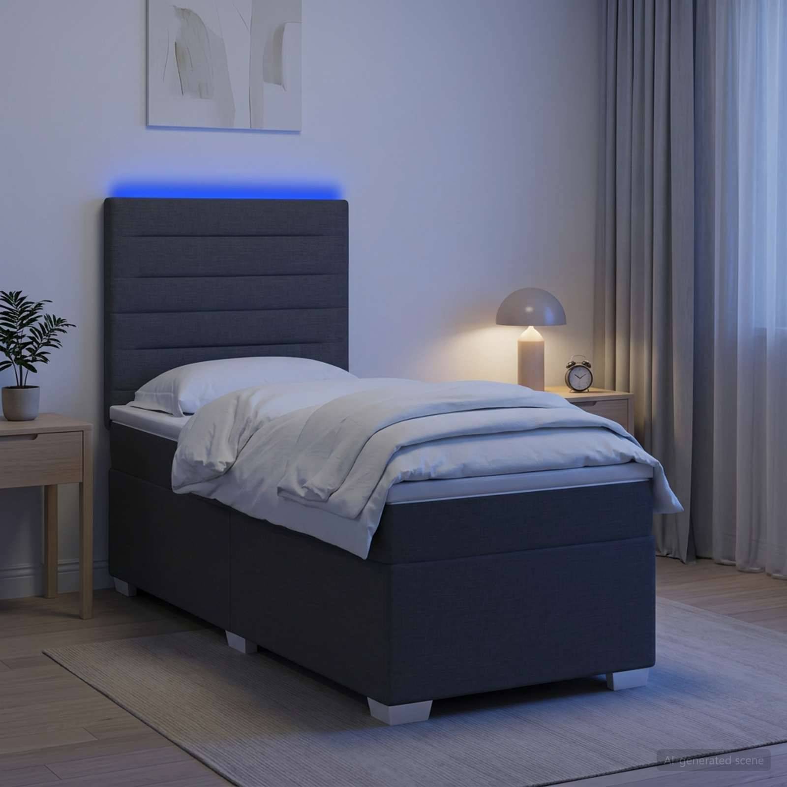 Modernes Schlafzimmer mit dunkel gepolstertem Bett, weißer Bettwäsche, blauem LED-Kopfleuchten-Glanz, Nachttischlampe, Pflanze und Vorhängen am Fenster.