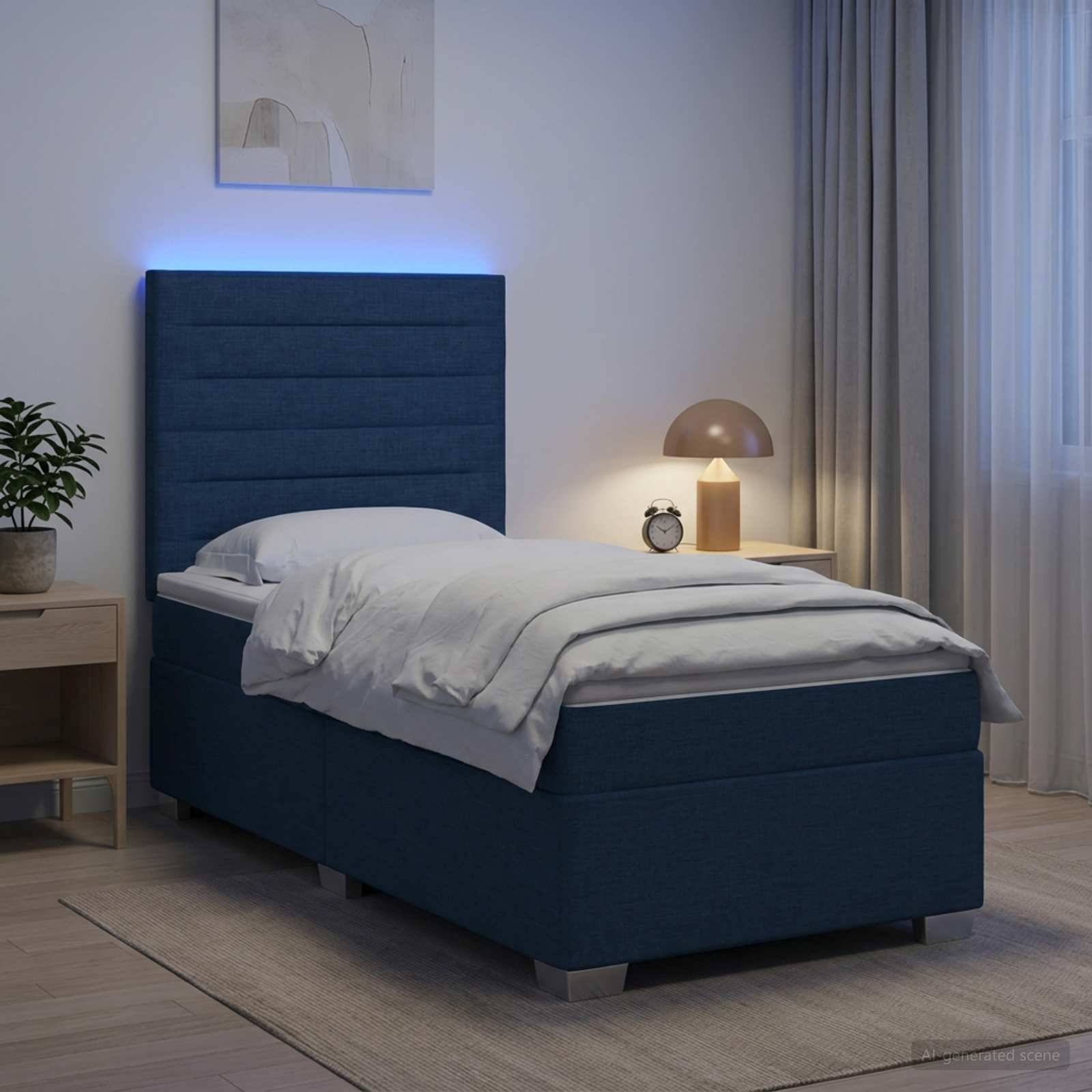 Modernes Schlafzimmer mit einem einzelnen Bett mit marineblauen Polstern, weißer Bettwäsche, Nachttischlampe und Uhr, Pflanze, Vorhang und weicher blauer Hintergrundbeleuchtung.