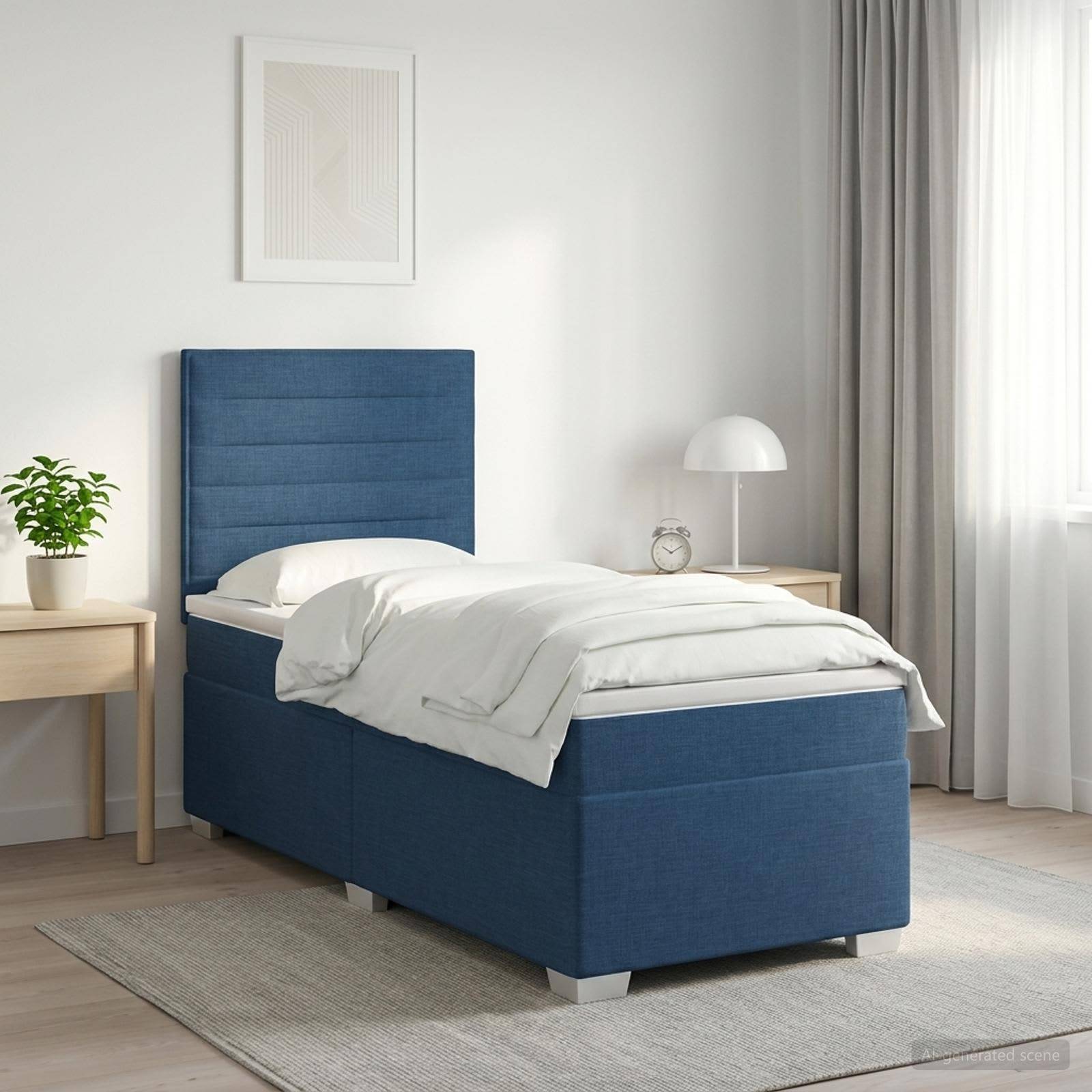 Blaugepolstertes Einzelbett in einem hellen, minimalistischen Schlafzimmer mit weißer Bettwäsche, Nachttischen, Lampe, Pflanze und durchsichtigen Vorhängen.