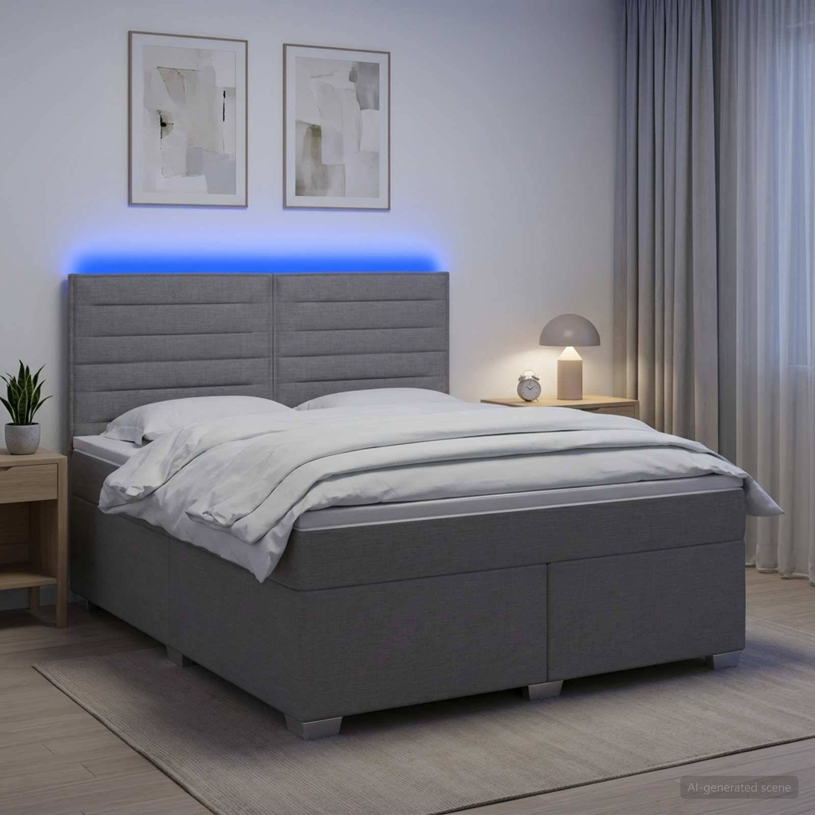Modernes grau gepolstertes Bett mit blauer LED-Kopfleuchtenbeleuchtung, weißer Bettwäsche und Nachttischlampe in einem minimalistischen Schlafzimmer.