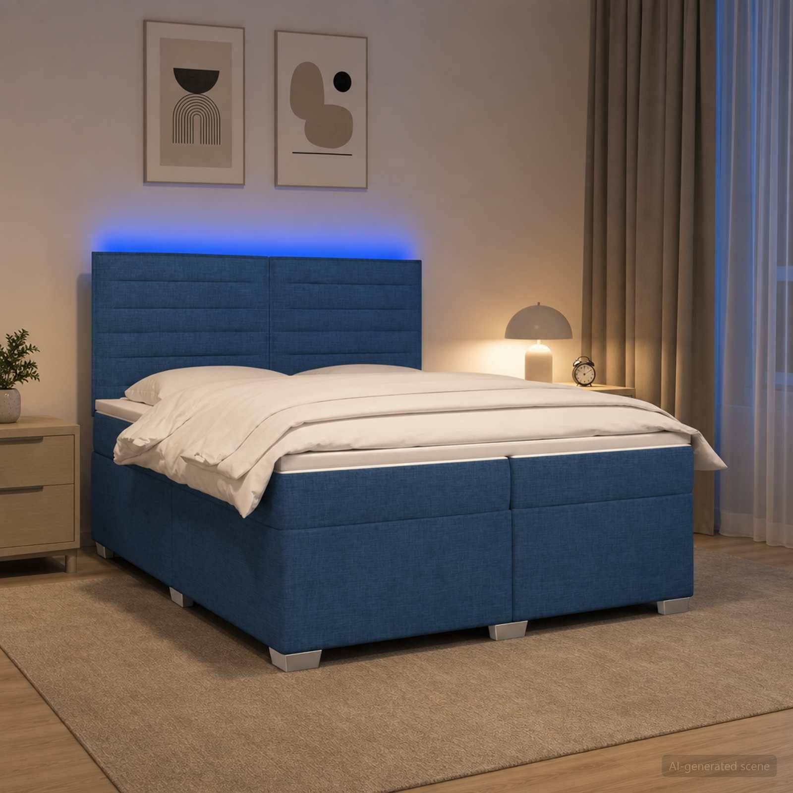 Blau gepolstertes Bett mit beleuchtetem Kopfteil in einem modernen Schlafzimmer, mit weißer Bettwäsche neben einem Nachttisch und einer Lampe.