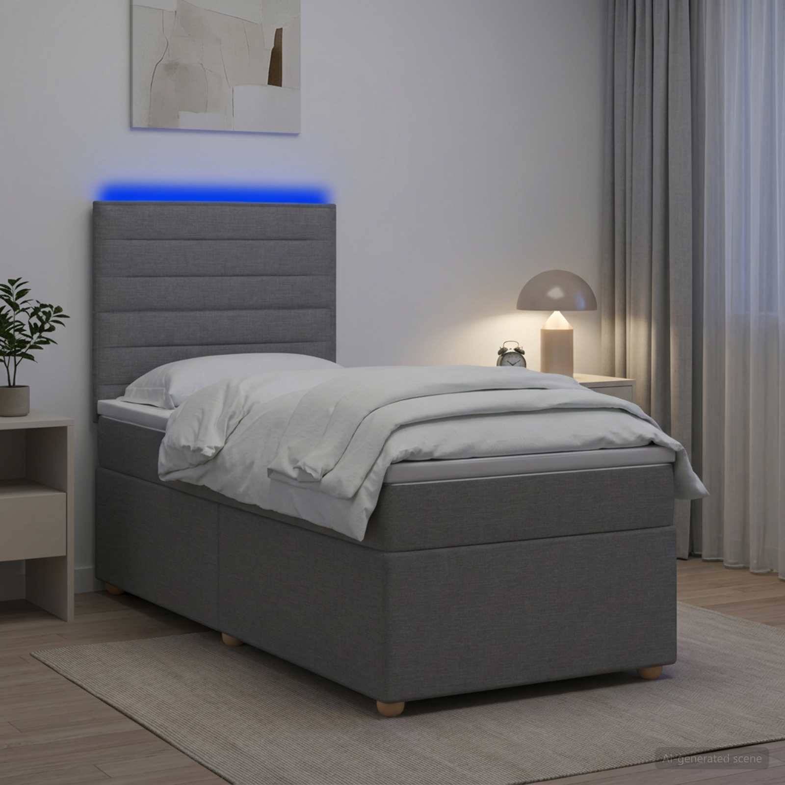 Modernes grau gepolstertes Bett mit weißer Bettwäsche in einem sanft beleuchteten Schlafzimmer, ausgestattet mit einem leuchtenden blauen Lichtstreifen am Kopfteil und einer Nachttischlampe.