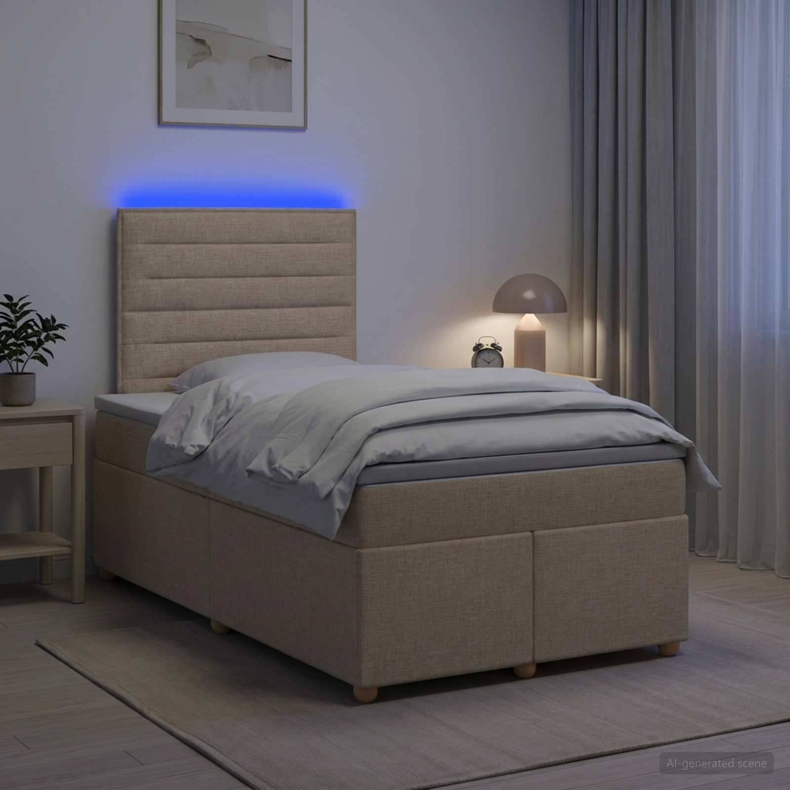 Modernes gepolstertes Einzelbett mit blauer Kopfleuchte, grauer Bettwäsche, Nachttischlampe und Vorhängen in einem sanft beleuchteten Schlafzimmer.