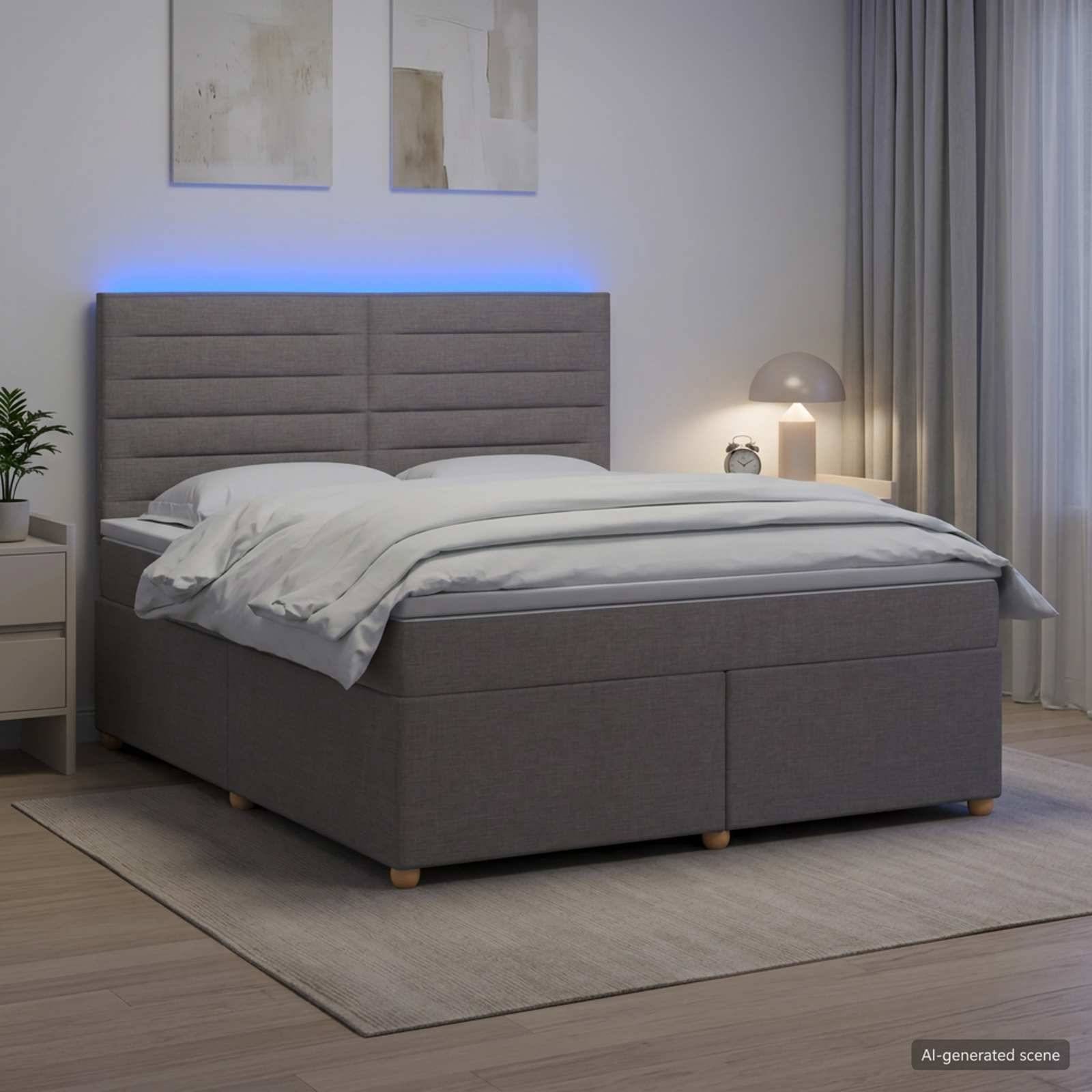 Modernes graues Polsterbett mit beleuchtetem Kopfteil in einem minimalistischen Schlafzimmer, weiße Bettwäsche, Nachttischlampen, Vorhänge und abstrakte Wandkunst.