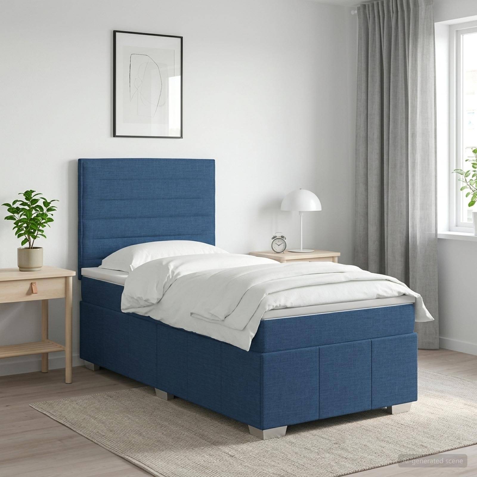 Modernes Schlafzimmer mit einem blau gepolsterten Einzelbett, weißer Bettwäsche, Nachttischen, Lampe, Pflanze und grauen Vorhängen neben einem Fenster.