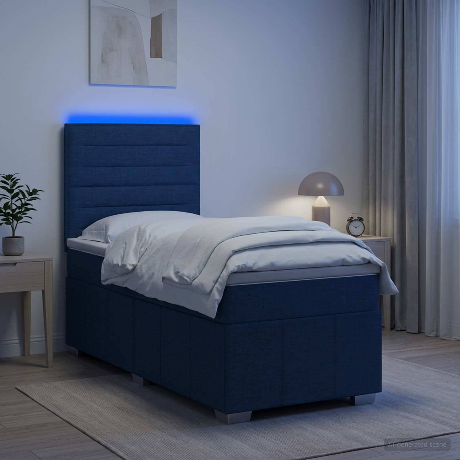 Modernes Schlafzimmer mit einem blaugepolsterten Bett, weißer Bettwäsche, Nachttischlampe, Pflanze und Vorhängen in einer ruhigen, minimalistischen Umgebung.
