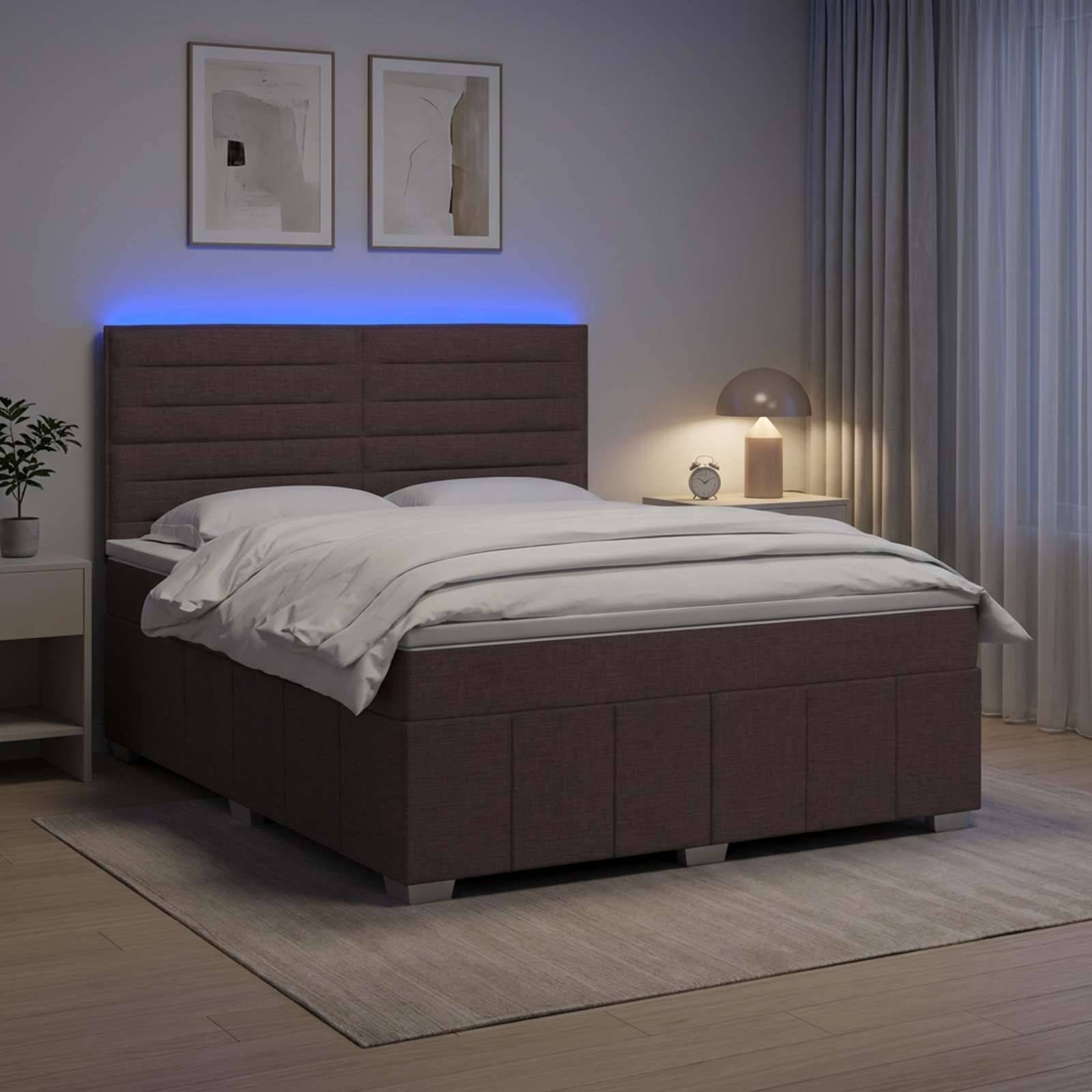 Modernes Schlafzimmer mit einem braunen gepolsterten Bett, weißer Bettwäsche, blauer Kopfleuchtenbeleuchtung, Nachttischlampen, gerahmten Wandbildern und raumhohen Vorhängen.